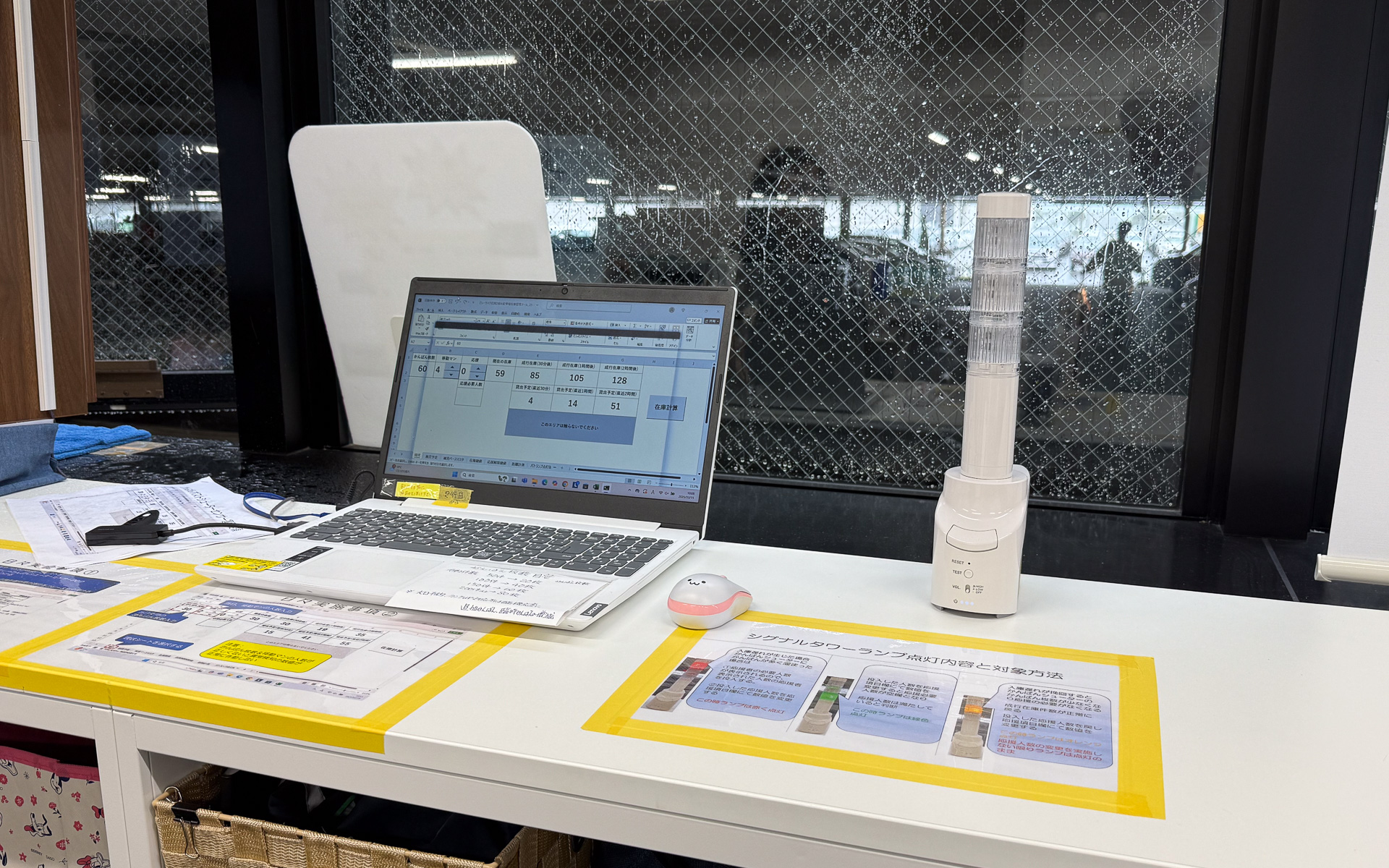 シーサイド店で運用されていた、忙しさを色で表わす装置。クルマの生産ラインなどで用いられている装置を転用している。ヘルプに入るなどのタイミングが一目で分かり、情報をチームで共有できる