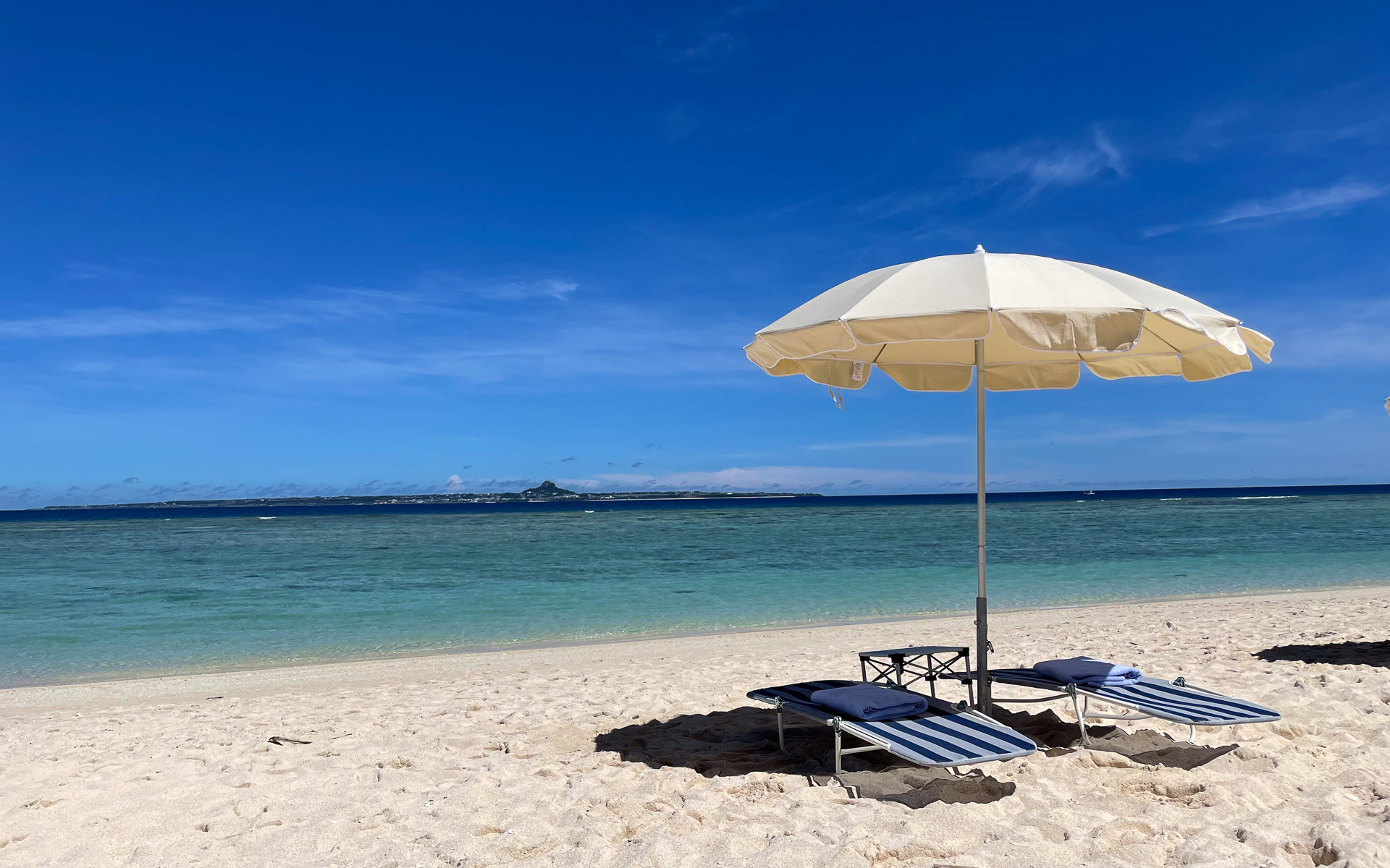 沖縄には公共交通機関もあるが、レンタカーがあればさらに旅が楽しくなり、何より便利。写真は瀬底島のビーチで、こういったところにも行きやすくなる