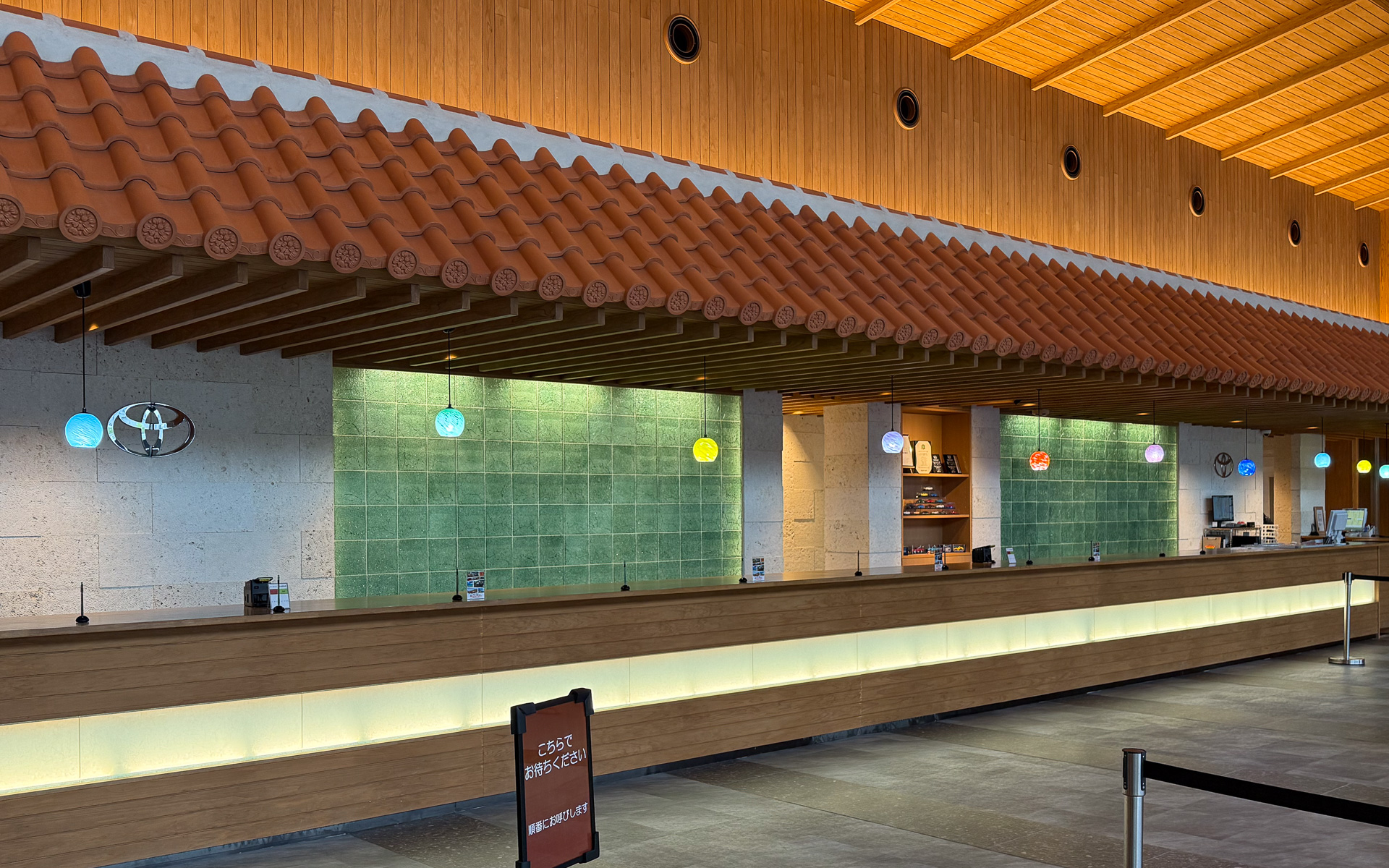 ずらりと並ぶチェックインカウンター。空いている時間帯に取材したので、より広く見える。基本的にお客さんは、ここでレンタカーの鍵を受け取るだけだが、さまざまな対応も行なっている