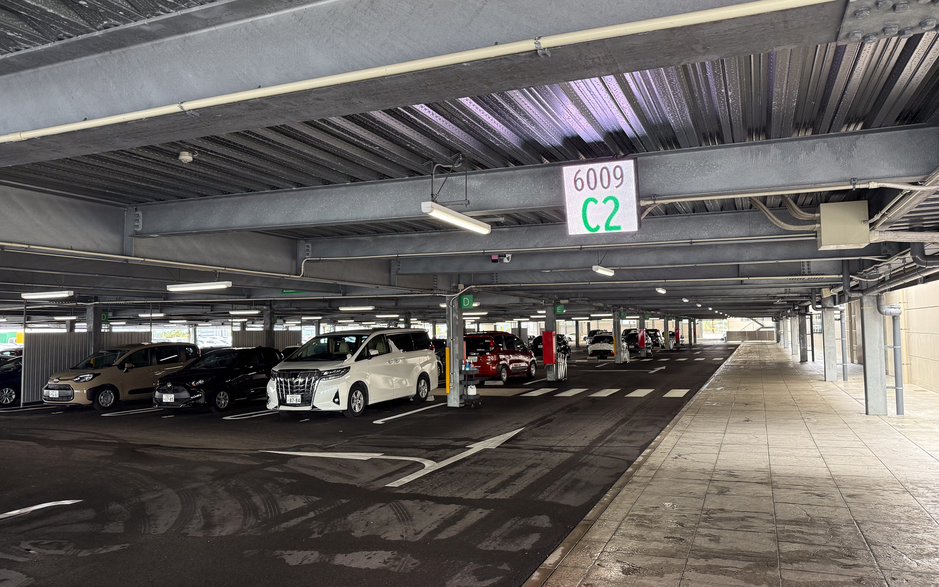 タイミングを合わせて駐車場内のモニタがナンバーと駐車位置を表示するため、所定の箇所にレンタカーを入庫する