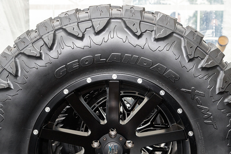 「大型サイドブロック」は力強いルックスを備え、マッド路やロック路でのトラクション性向上にも貢献する