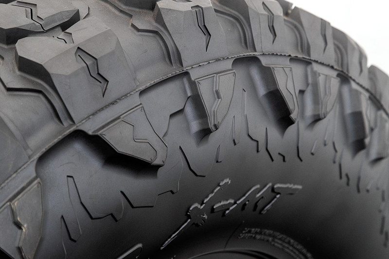 「大型サイドブロック」は力強いルックスを備え、マッド路やロック路でのトラクション性向上にも貢献する