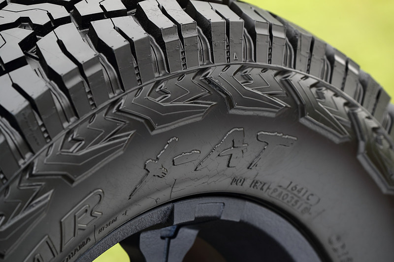 「大型ブロックデザイン」（左）と「ラグタイプデザイン」（右）を選べる「デュアルサイドブロックデザイン」を採用