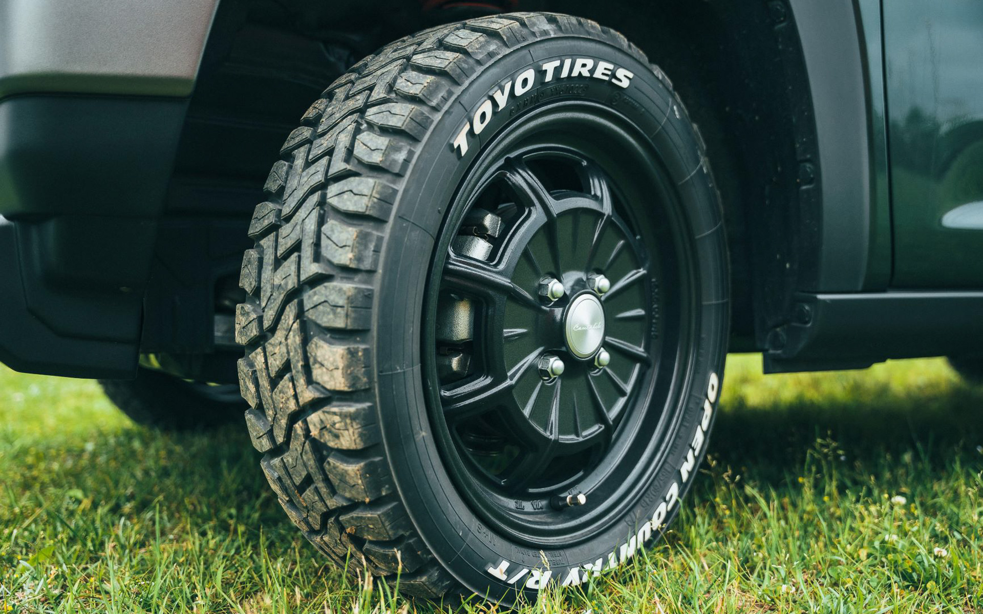 一部サイズではホワイトレターのデザインを採用