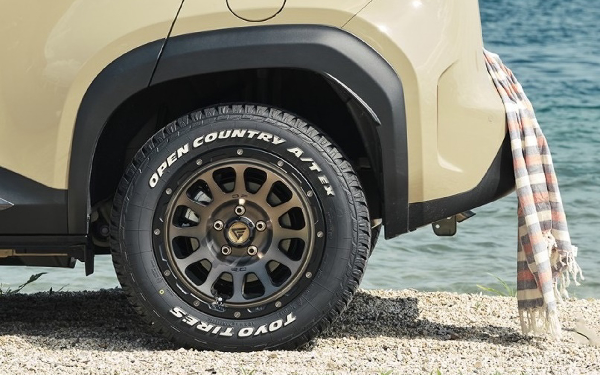 ホワイトレターの採用でスマートな雰囲気を演出