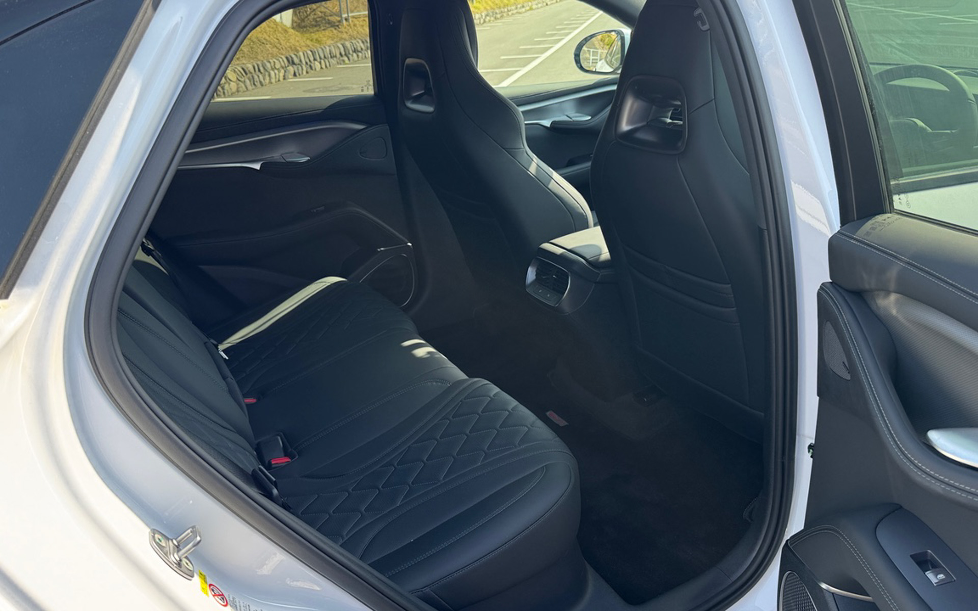 ドルフィンやシールのときも驚きましたが、後席の広さはこちらも負けてません。ゆったり3人座っても大丈夫なゆとりがありました