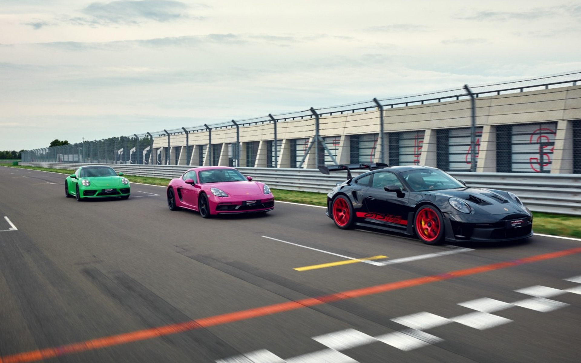 インストラクターによる先導走行などを展開