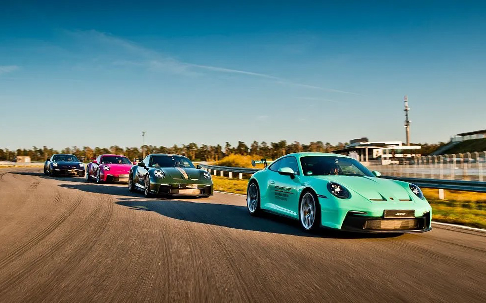 インストラクターによる先導走行などを展開