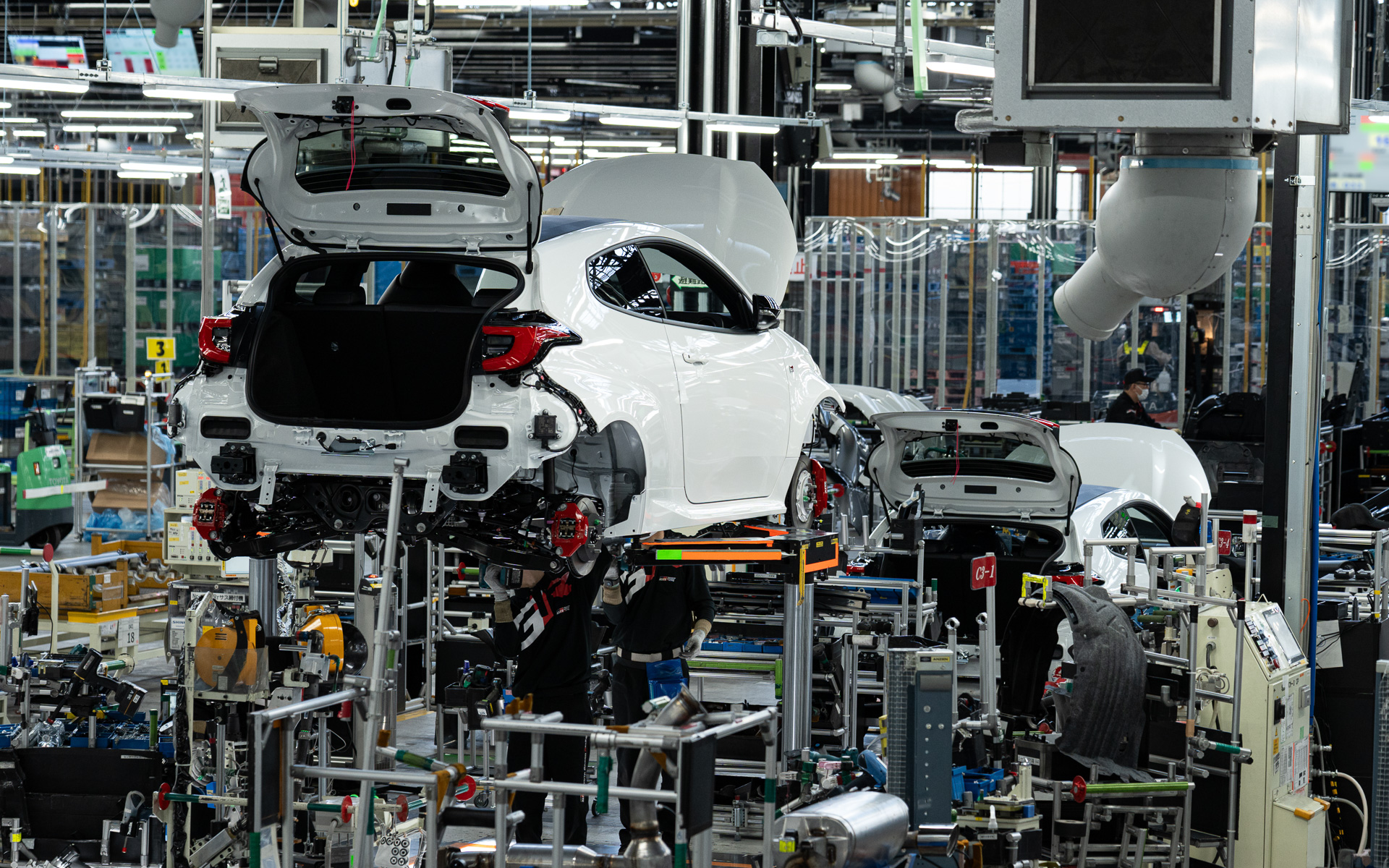 足まわりとボディの組み付けを行なうGRヤリス。この生産を行なっているGRファクトリーの購入者見学が始まる