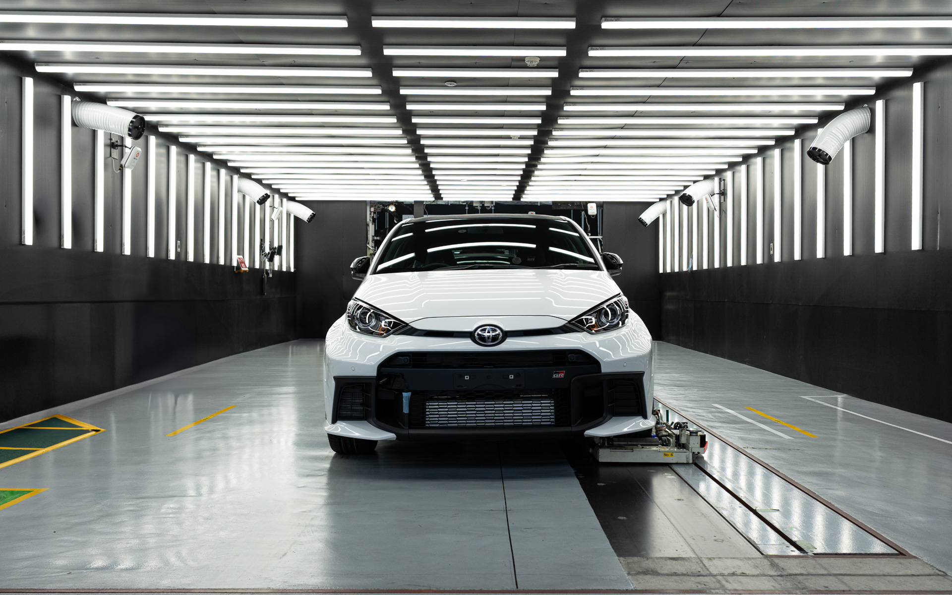 スリットライトで傷やゆがみの確認