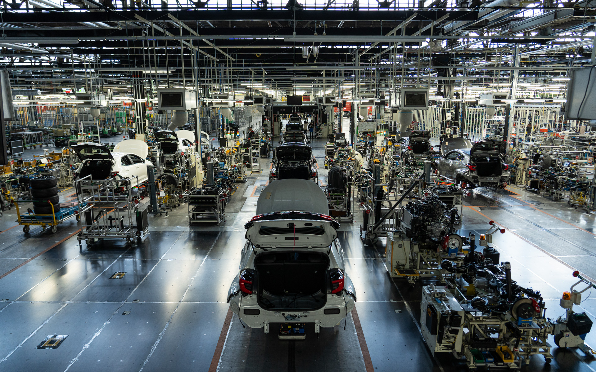 工場の一部を俯瞰から。ラインがなく、セル生産のショップとAGVで構成される