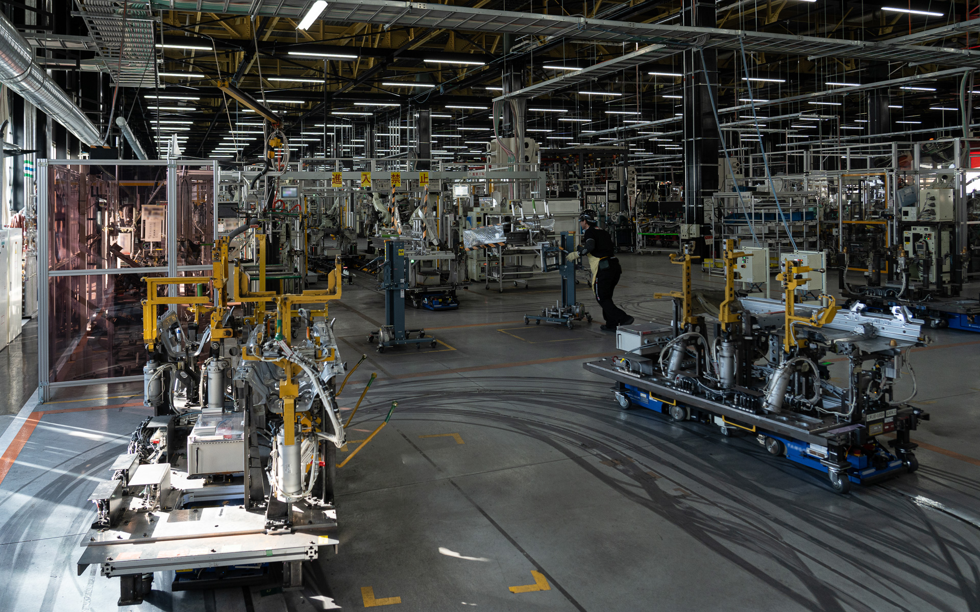 工場内を動き回るAGV。ジグが搭載されている