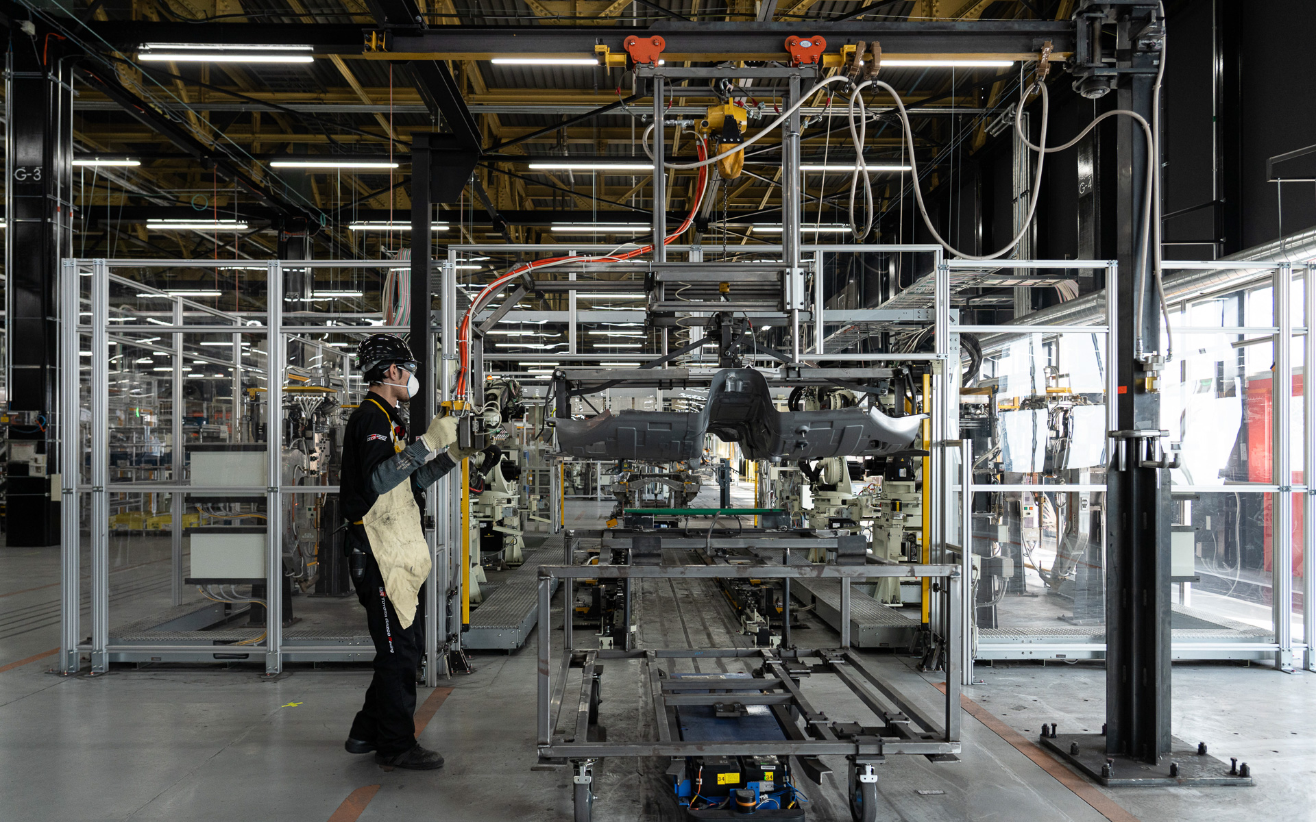 プレス部品の投入