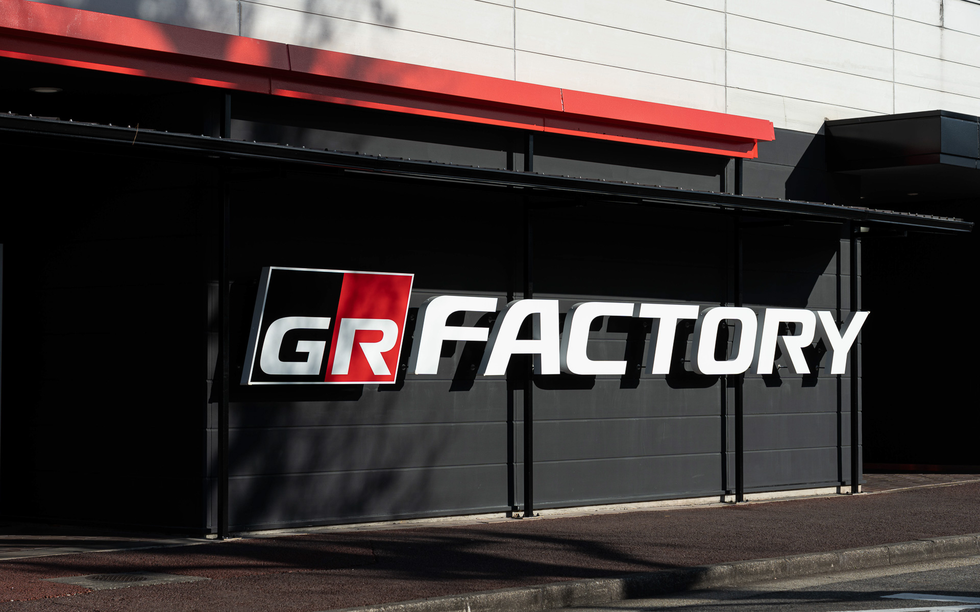 GRファクトリーと分かりすくなった。工場の一角とは思えない