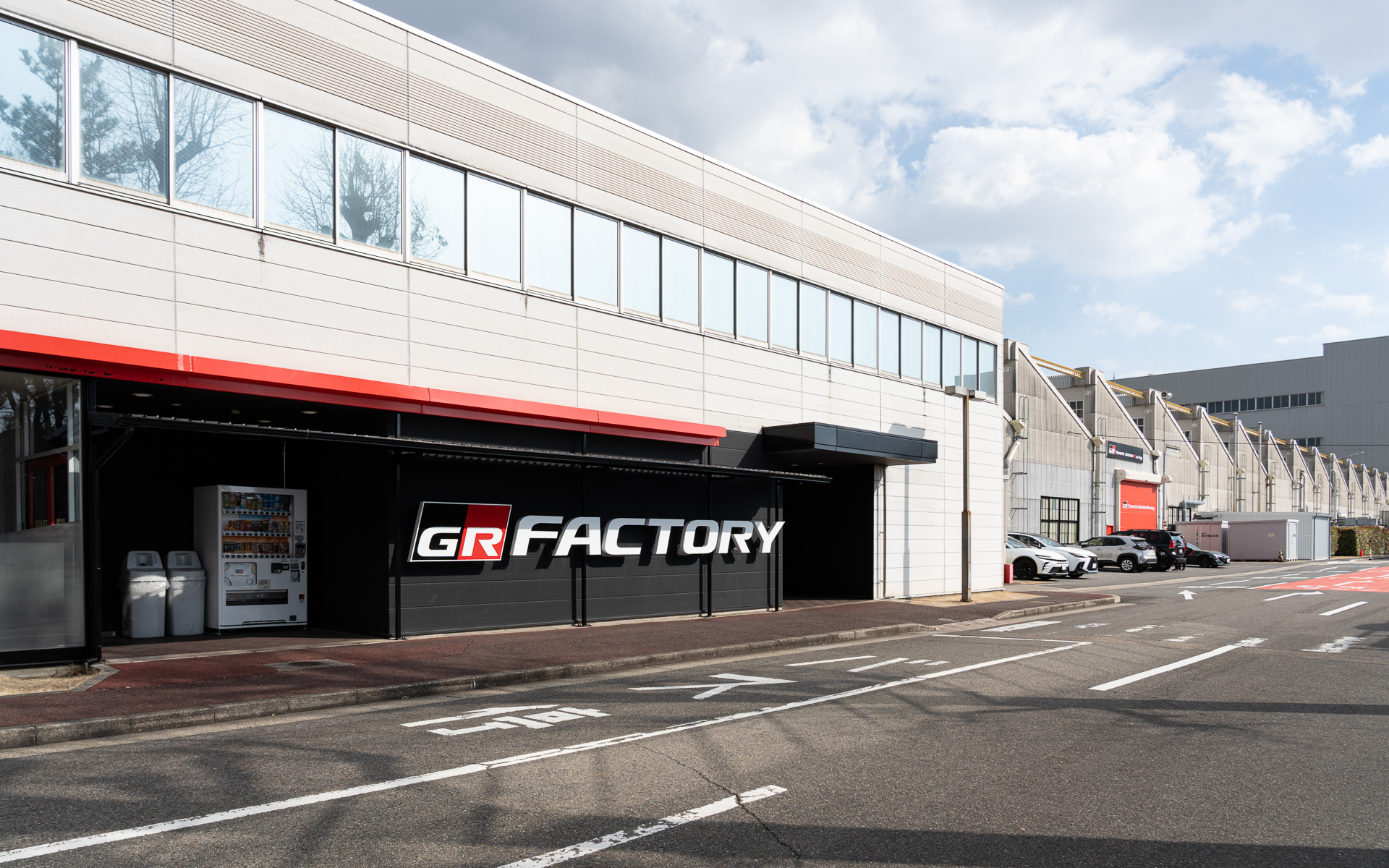 とはいえ、ちょっと引いて見ると工場の一角であるのは間違いない。世界最高レベルの自動車生産が行なわれている工場になる