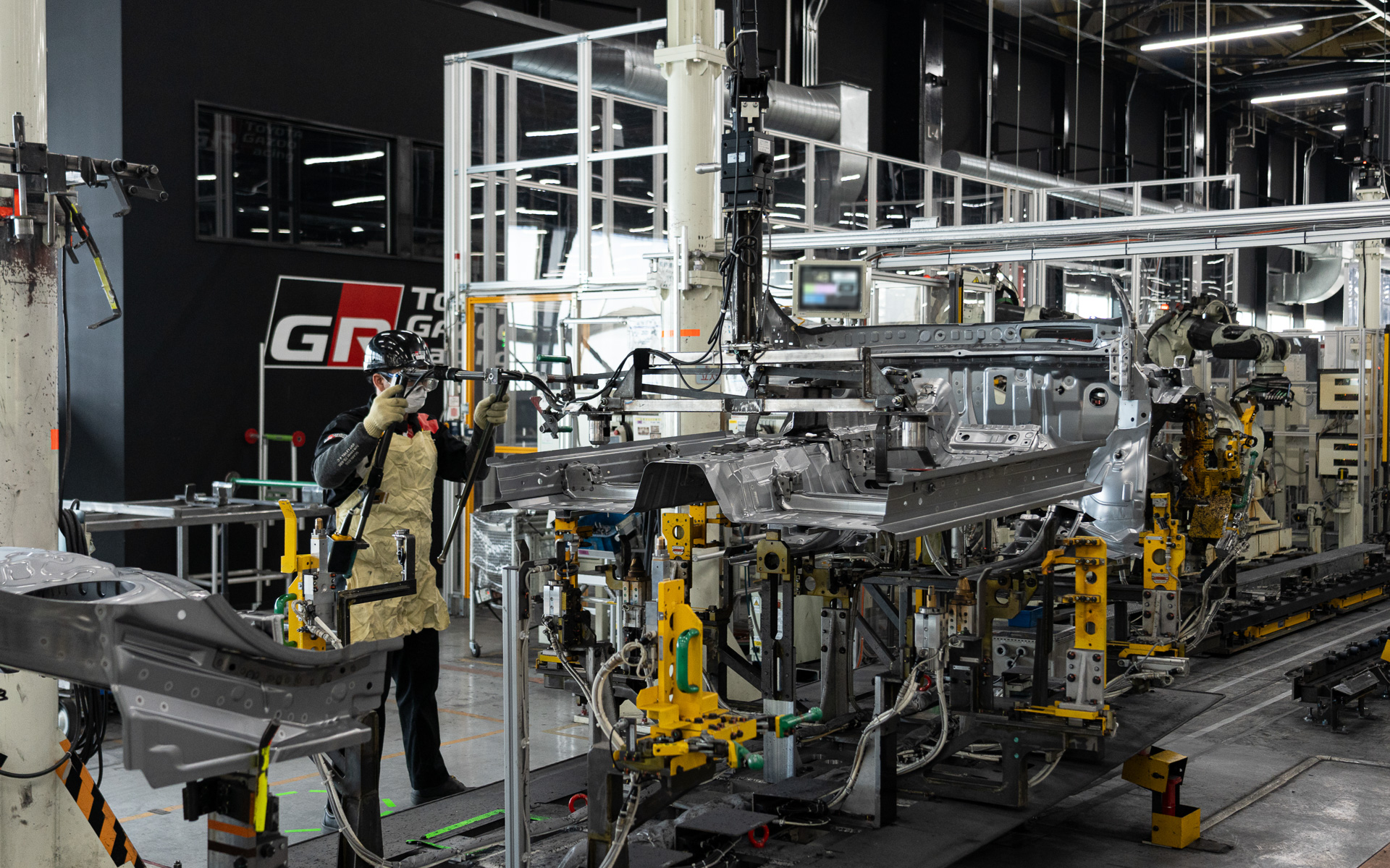 ボディ組み立て。プレスされた各部品からボディを組み立てていく