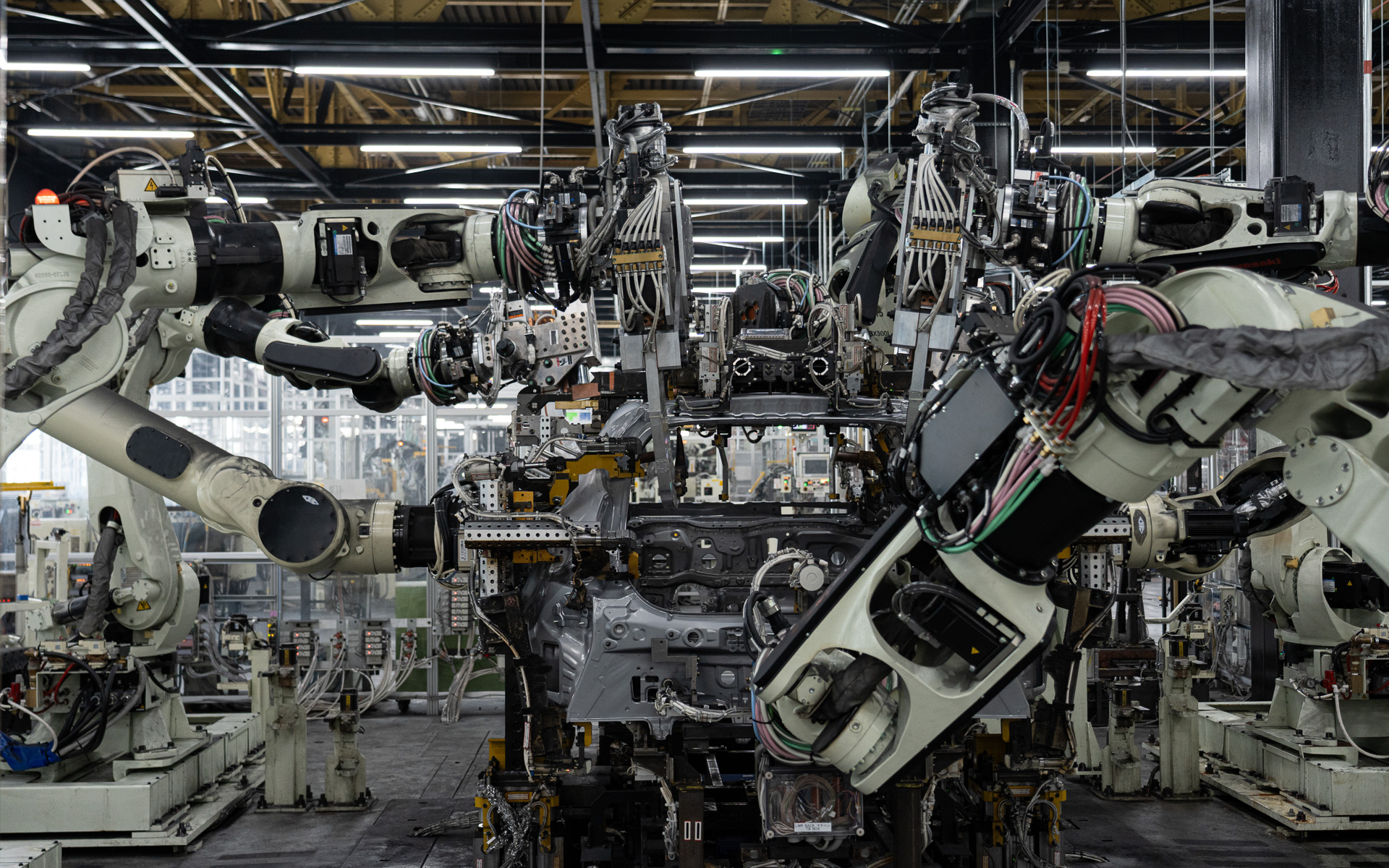 ボディ溶接。多くのロボットが溶接を実施