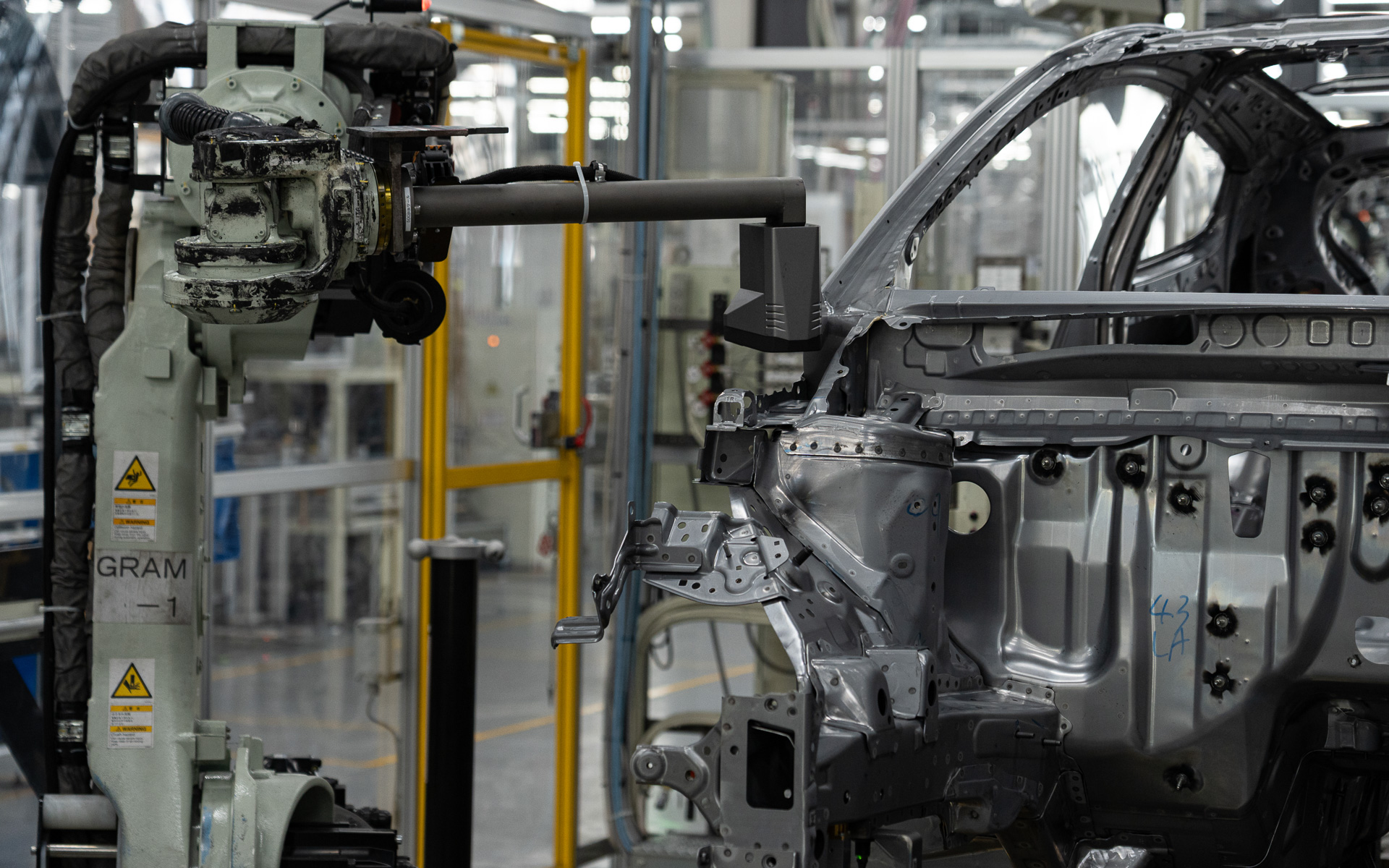 各部の位置や、穴の位置などを計測していく