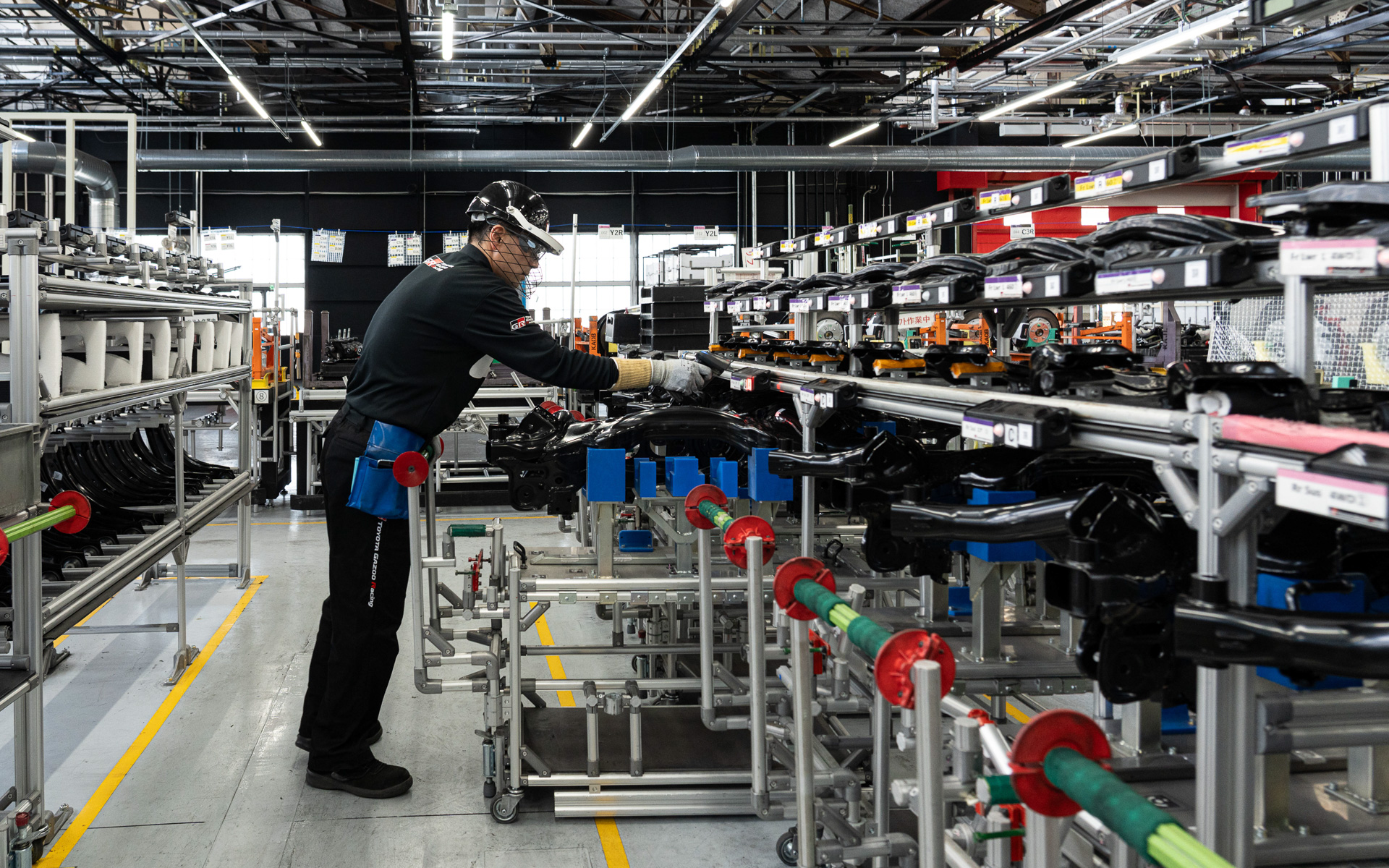 足まわり部品のヤード。1つ1つ計測されており、公差によってグループ分けされている