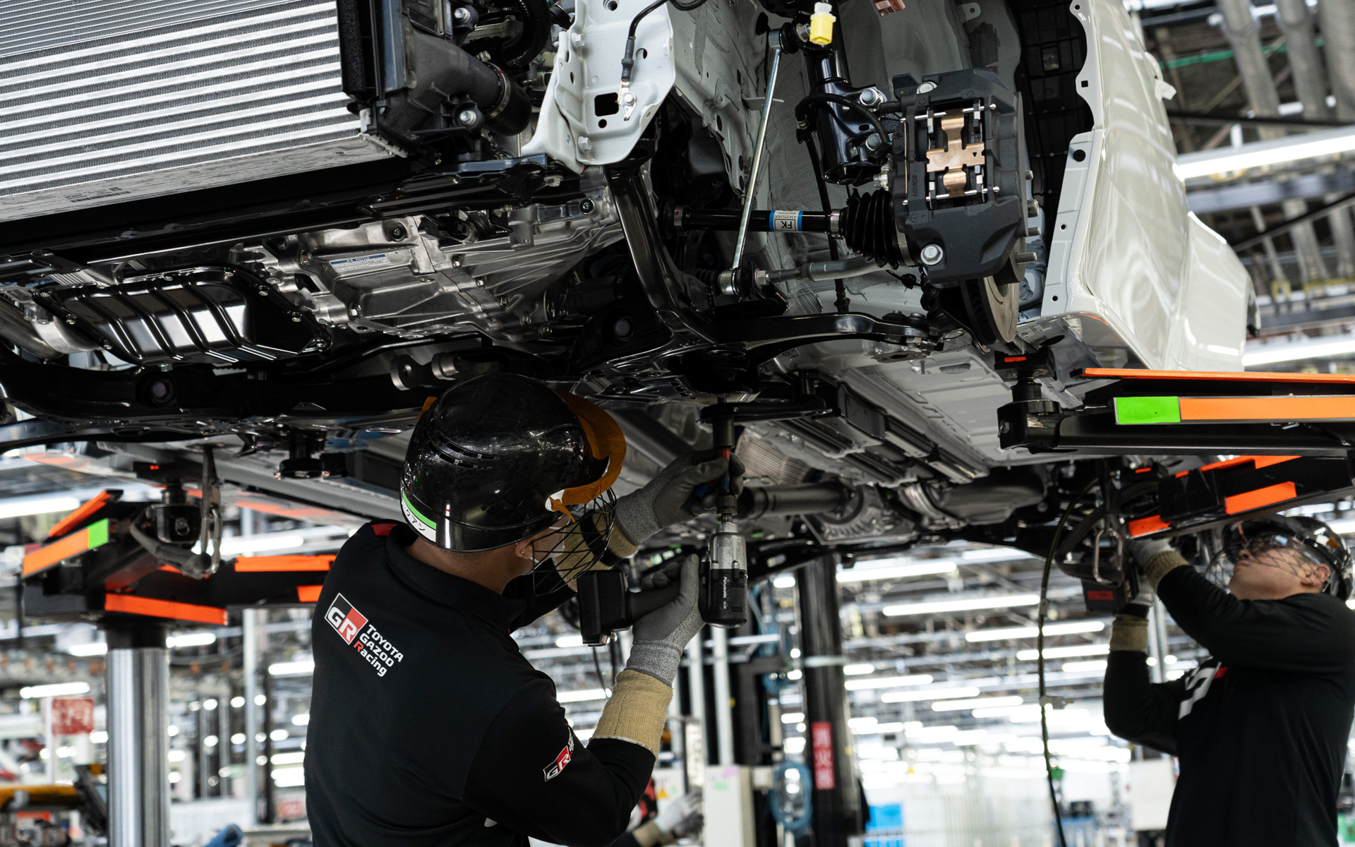 写真から見てとれるのは、ボディが上に持ち上がることで立った状態での作業が可能になっていること。作業者の負担を減らしている