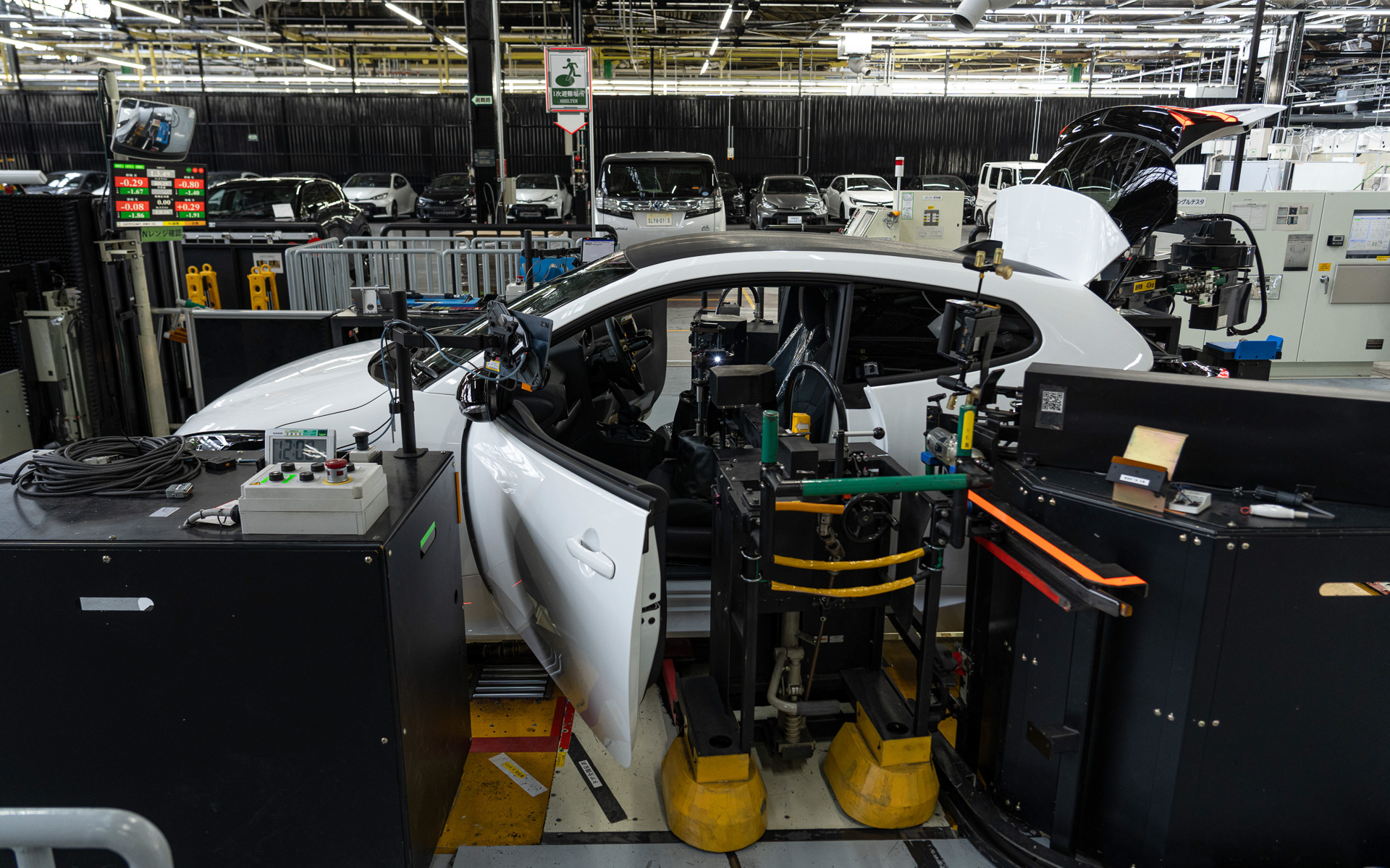 アライメント調整時には、2人乗車＋ガソリンが入った状態を重りで再現。3回測定を行ない丁寧な仕上げを行なっている