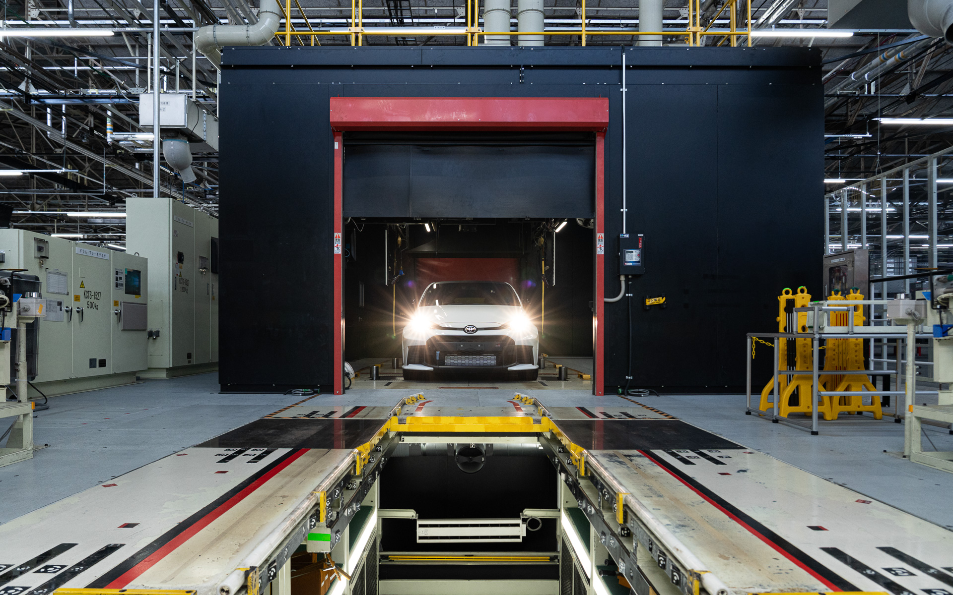 できあがったクルマは、光軸やスリップアングルの確認を行なっていく