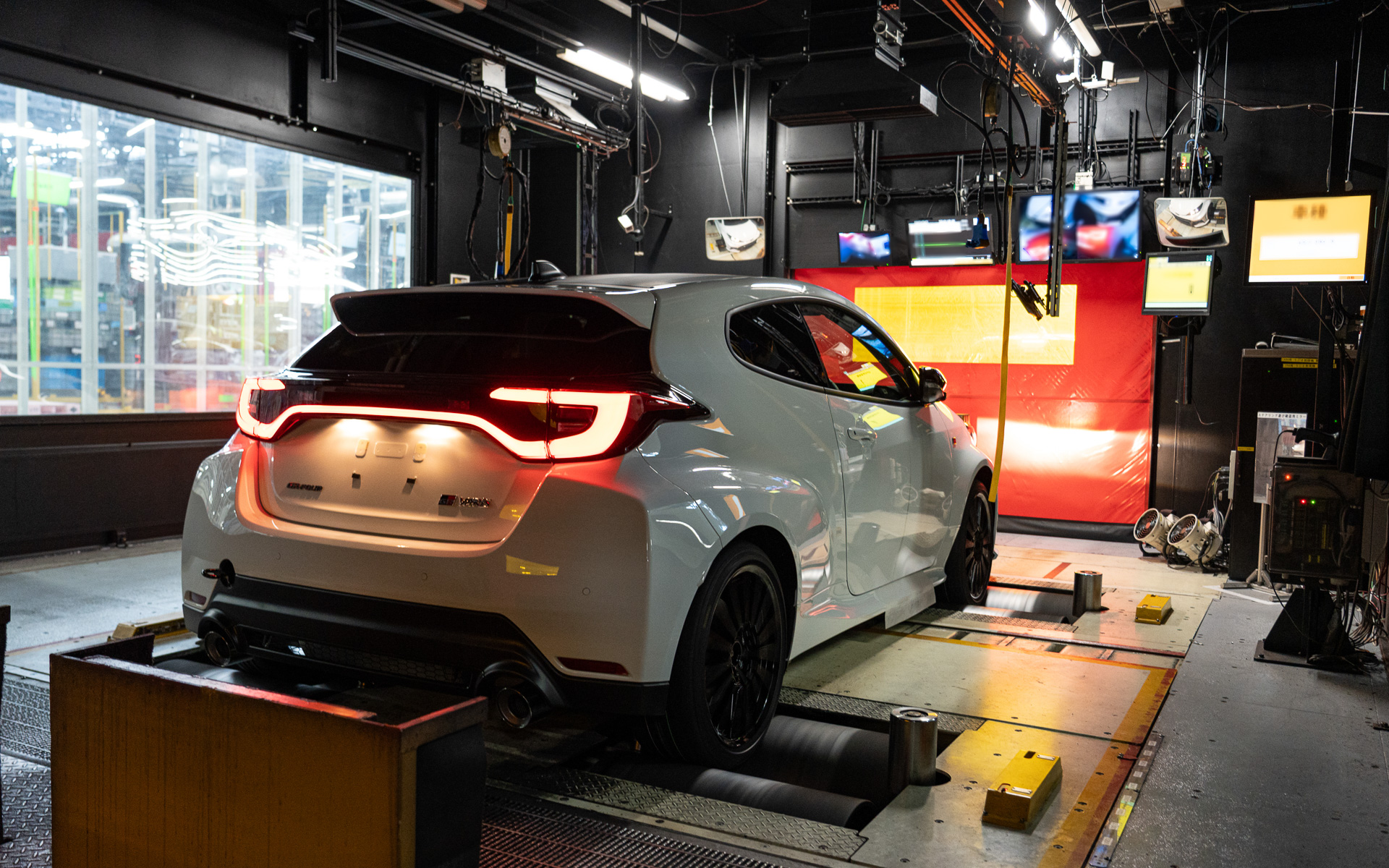 ヘッドライトの光軸の確認も行なっている