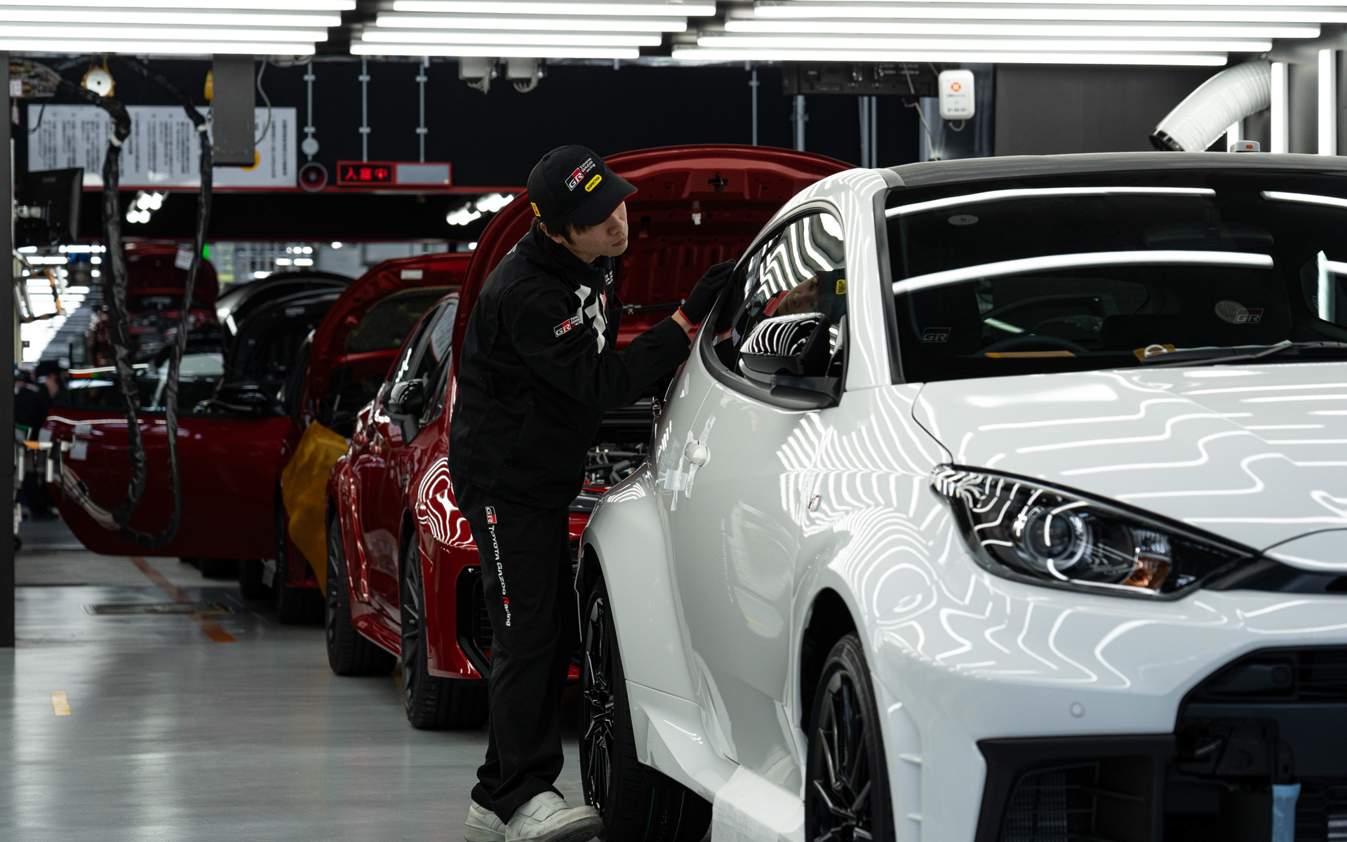 最終的に傷の確認などを行なっている