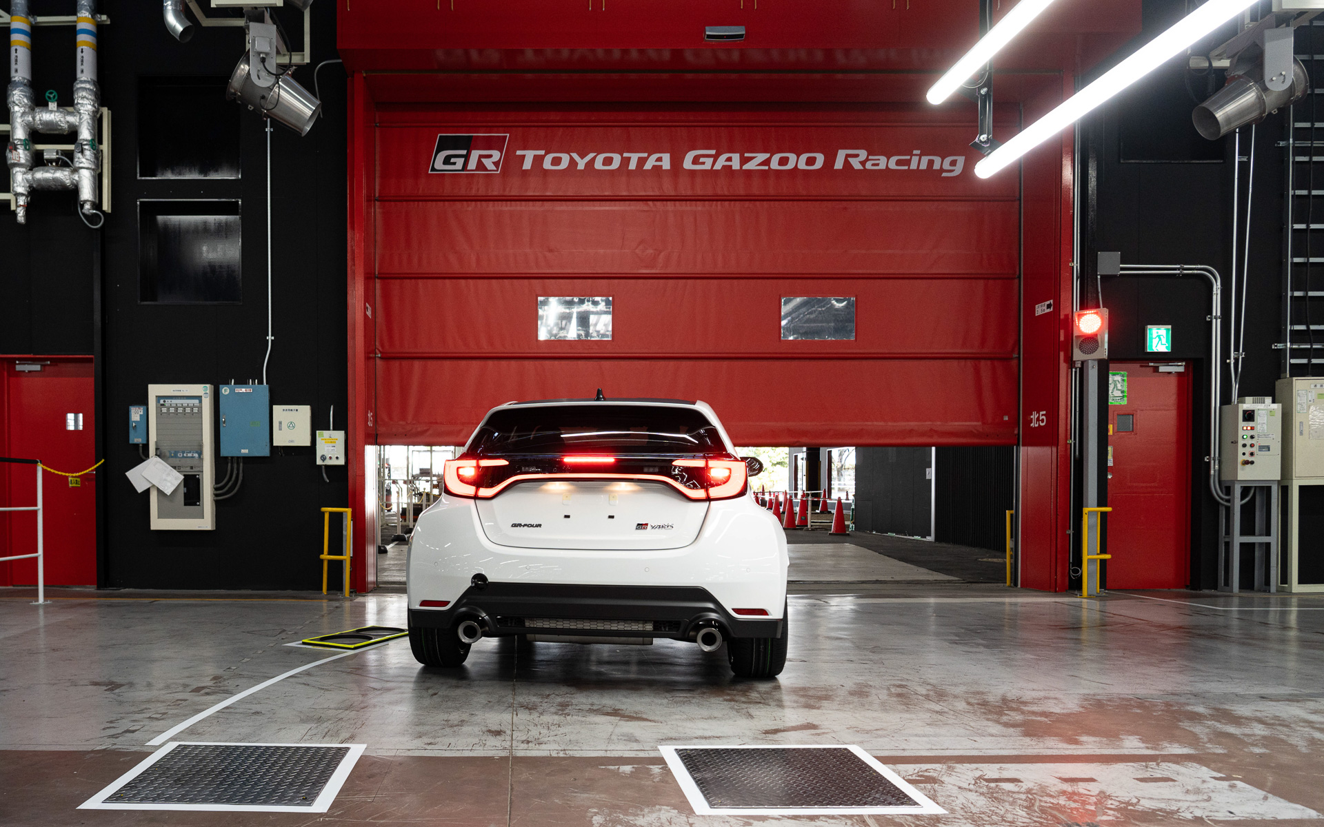 完成したGRヤリスがテストコースへ