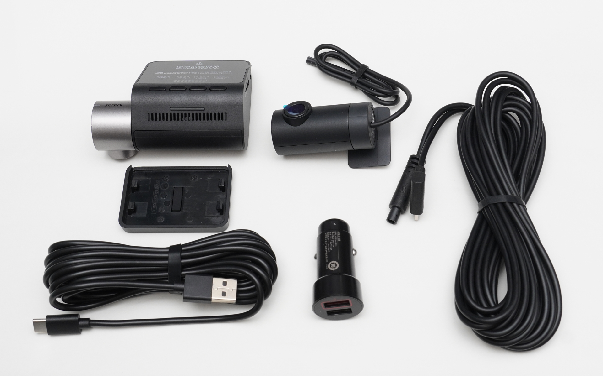 前後カメラとケーブル類など