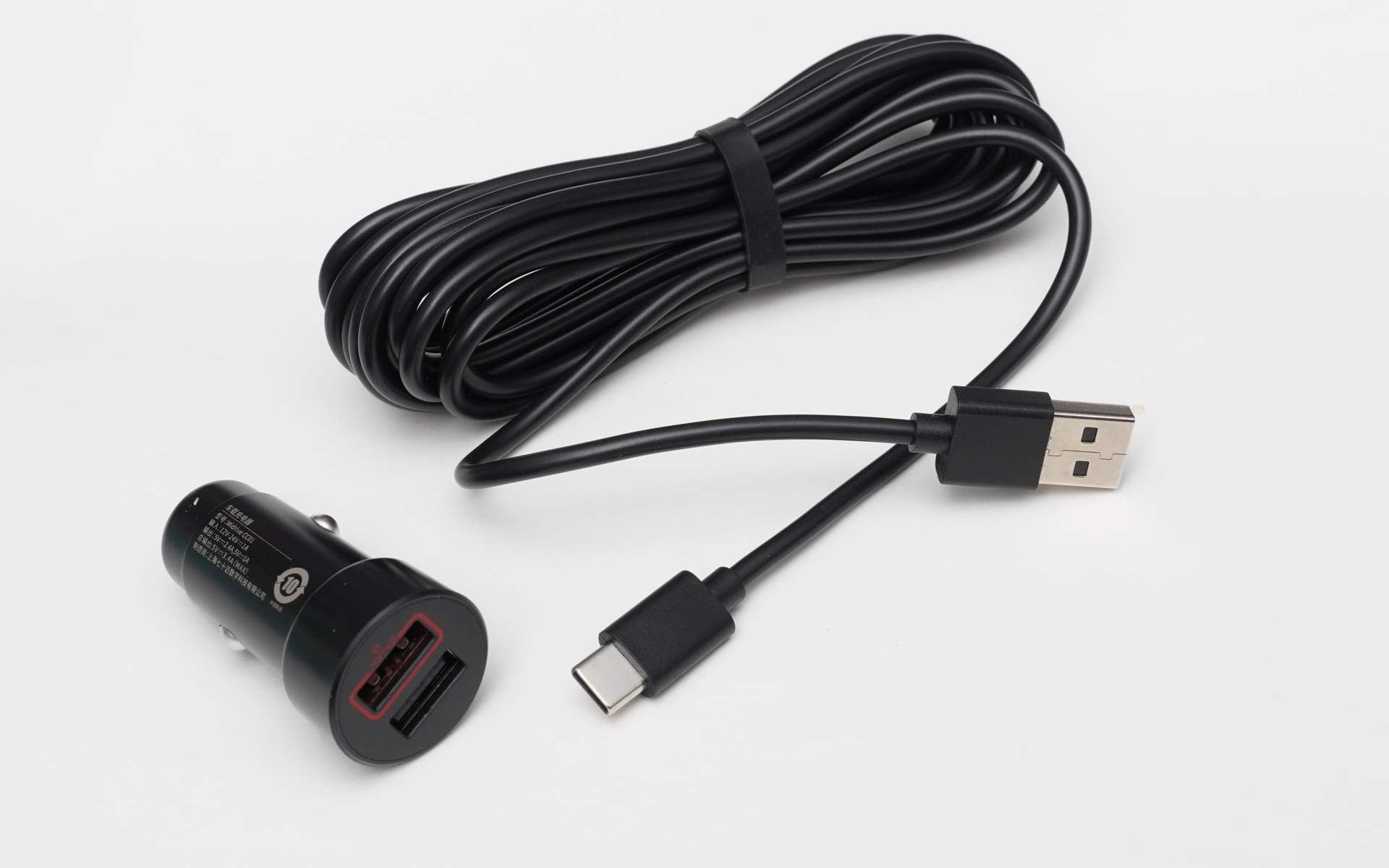 電源ケーブルは単なる長いUSBケーブルとシガライターソケットに差し込むUSB電源アダプターの組み合わせ