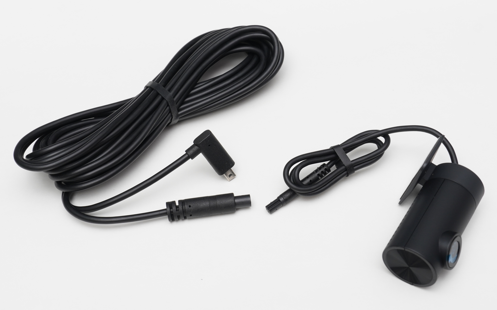 リアカメラのカメラ部分とケーブルは細いコネクターで分離している。取り付け時に細いところにケーブルが通しやすい