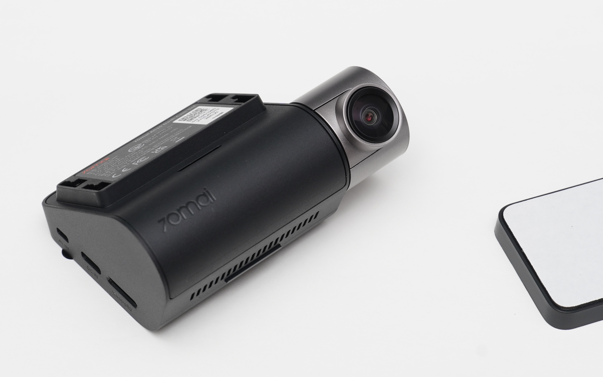 本体は先にマウント（写真右）を貼り付けてからはめ込む