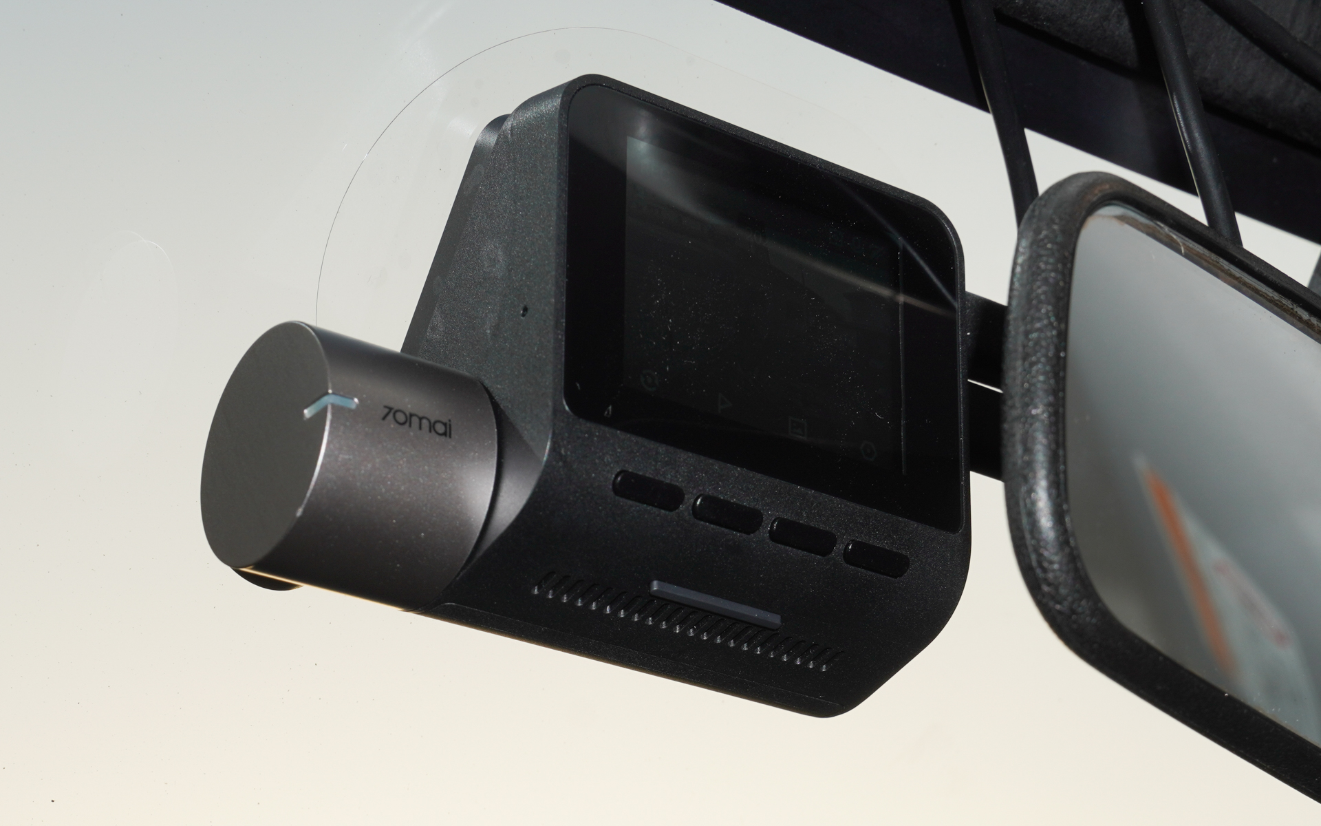 視界の関係からミラー裏への取り付けが推奨されるが、そうすると本体操作がしにくいのがジレンマ。画面消しは本体下にある横に細長いボタンを押す