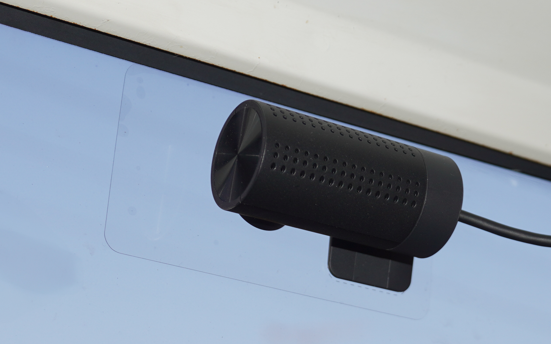 リアカメラは小さい。本来ならばリアワイパーで拭き取る範囲に設置したいが、そうするとかなり下になるため、悩んだ末、上部ぎりぎりに設置。ガラスは撥水剤を欠かさないようにしておくつもりだ