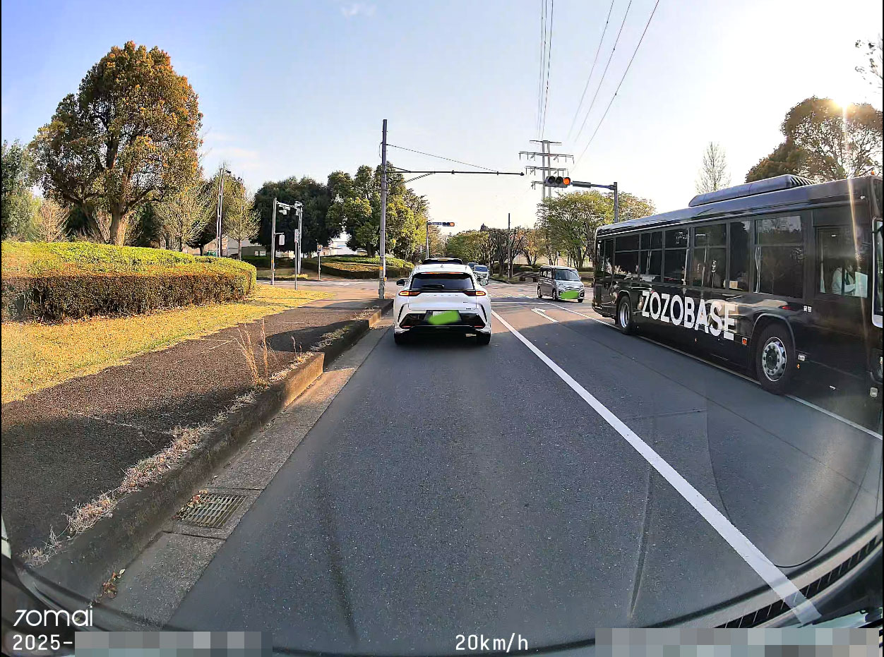 車間距離7～8m程度でこのくらい小さくなるが、修正なしの画像だとナンバーの4桁ははっきり分かる