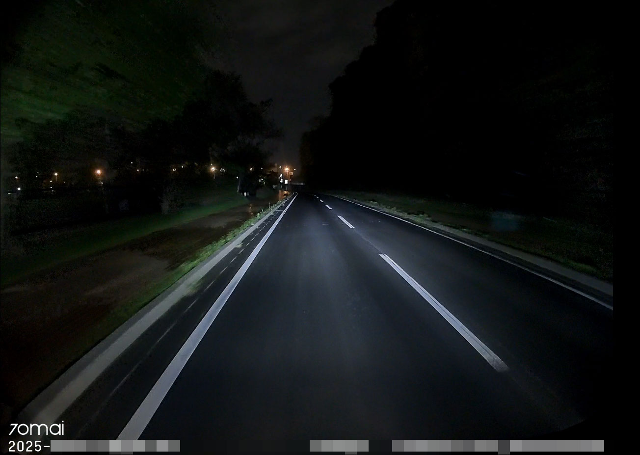 夜間で街灯がほとんどない場所で撮影。こちらがフロントカメラ