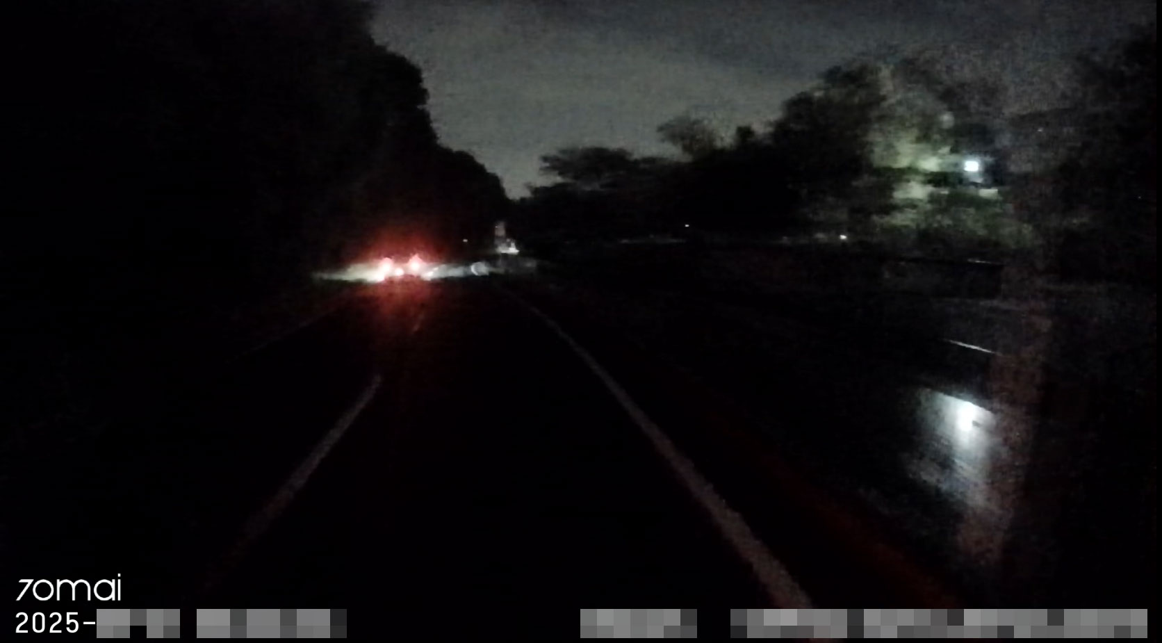 こちらがリアカメラ。リア側は強い光源に干渉を受けてしまうのとフィルムによる光量低下もあって画質はさらに落ちる