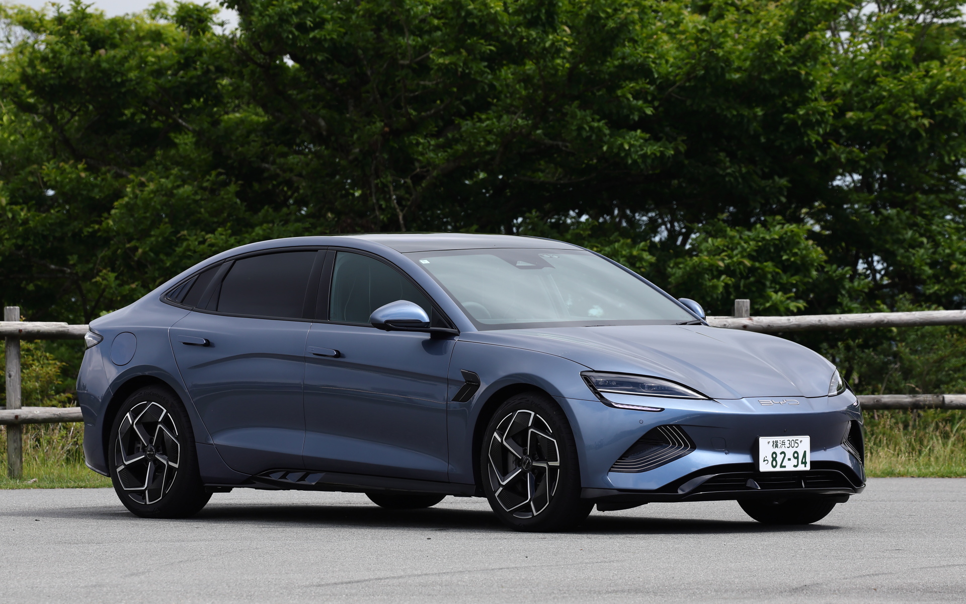 写真はBYDが日本導入している4ドアセダンの「シール」