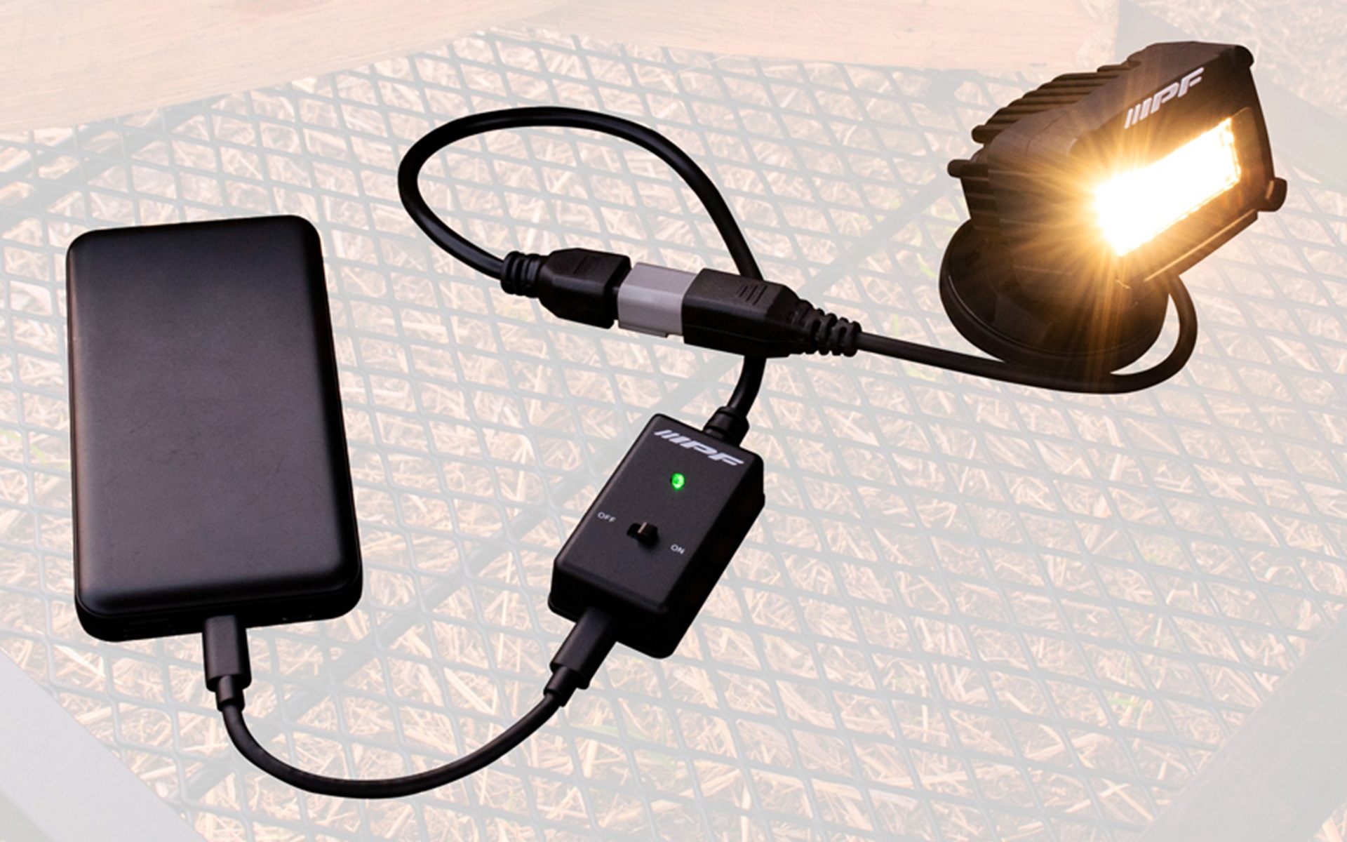 IPFは市販モバイルバッテリで車載LEDワーキングライトを点けられる「モバイルバッテリコンバータ」を発売した