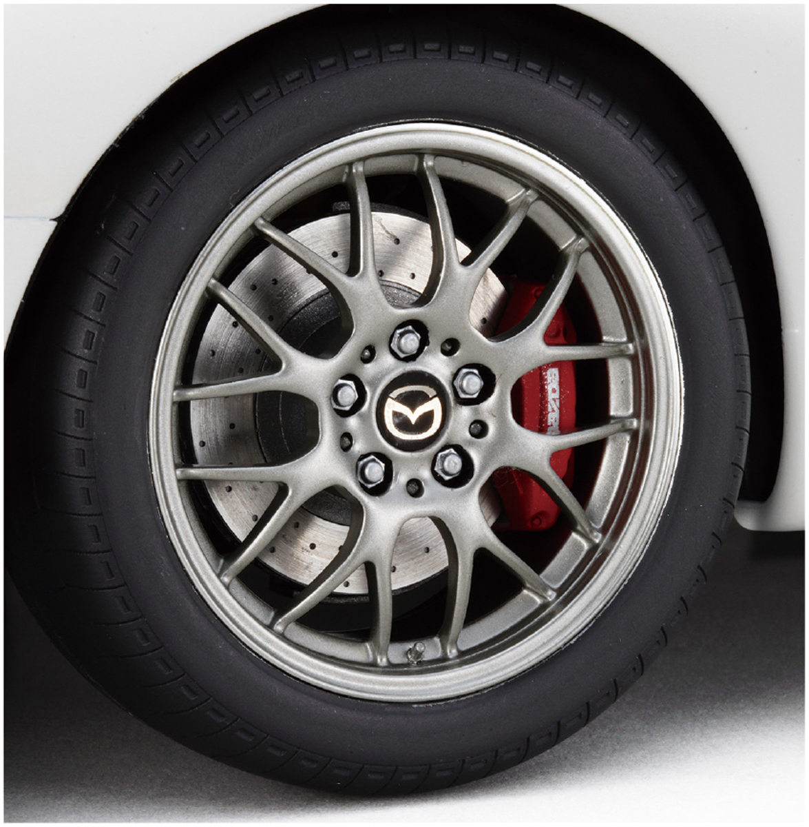 BBS製ホイールや赤いブレーキキャリパーも忠実に再現