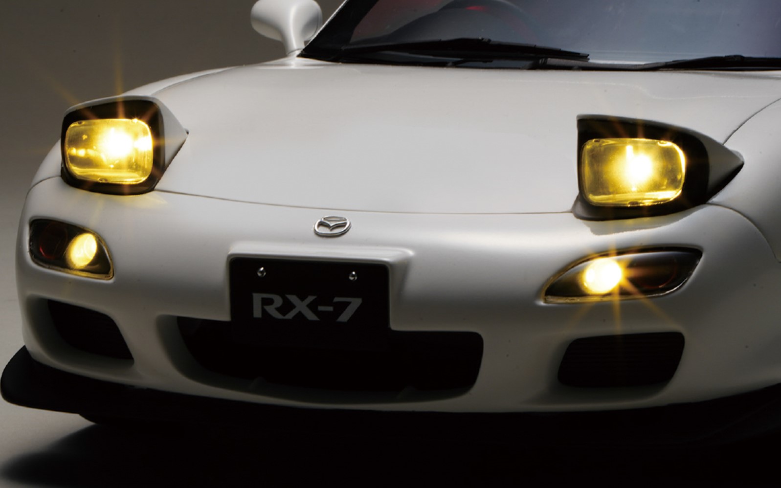 リトラクタブルのヘッドライトも再現