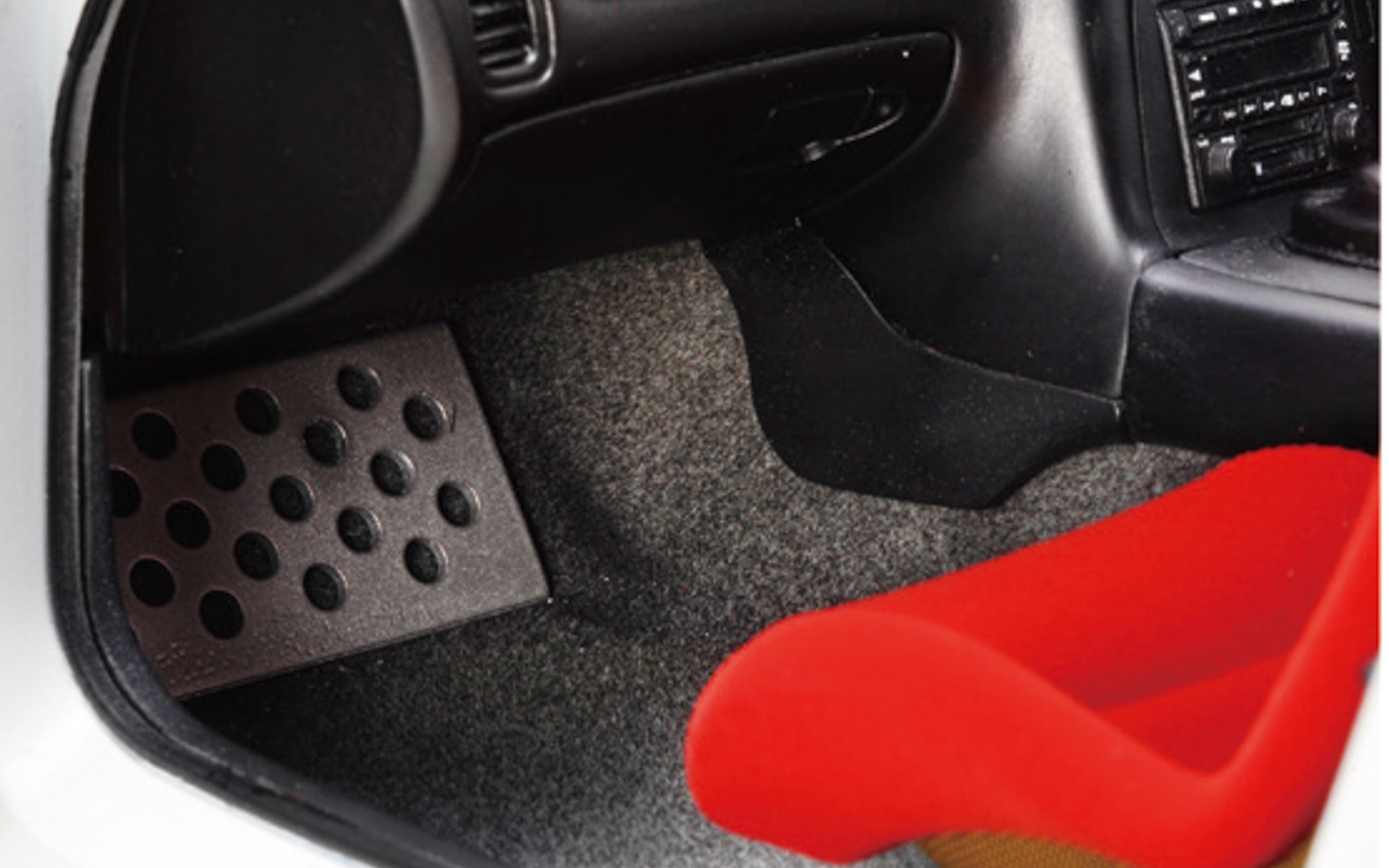 助手席足下のフットプレートも再現