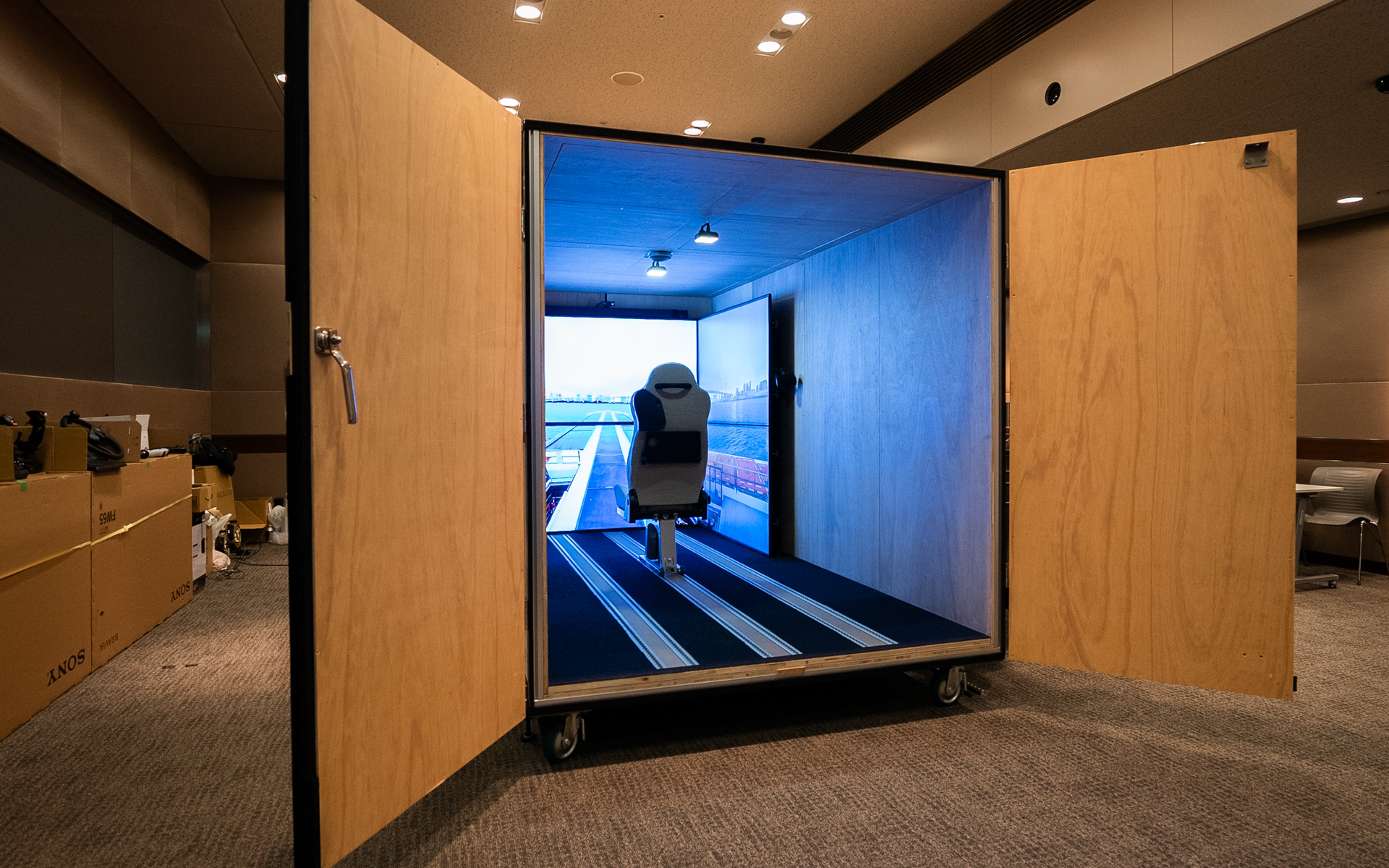 シミュレーションルーム内の奥には大型モニター6枚が設置されている