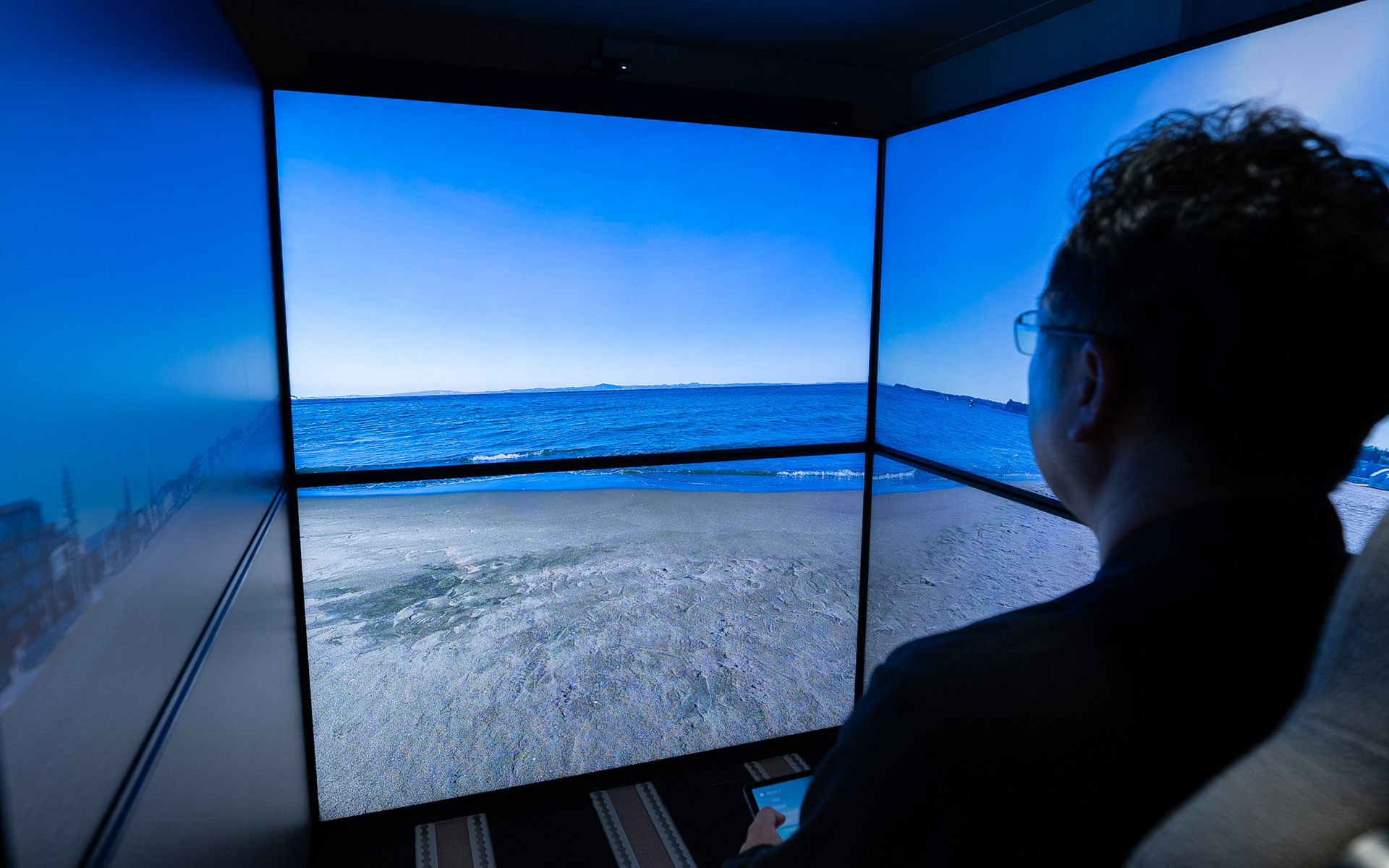 シミュレーションルームの中にいながら別の空間を体験