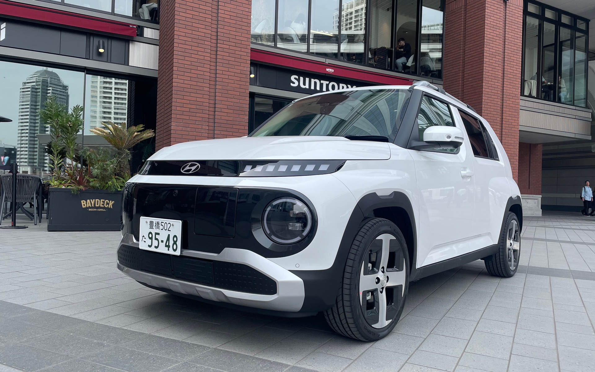 ヒョンデ・インスター。何となく愛嬌のあるフロントマスク。丸目の中にLEDヘッドライトがうまくまとめられている