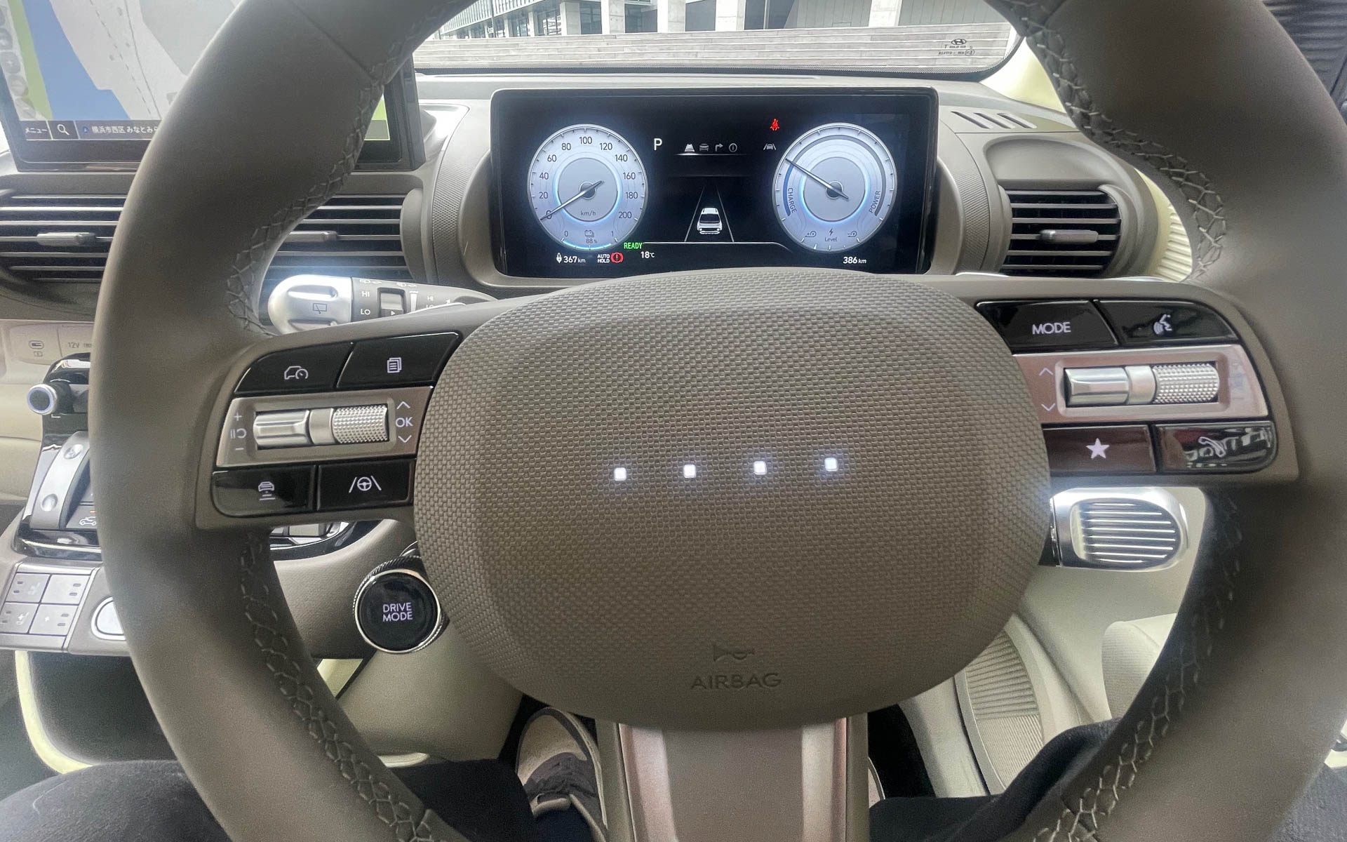 室内はヒョンデらしいシンプルデザイン。ウインカーを出すと右メーター、左メーターに後方の映像が映し出されるのは先輩ヒョンデと同様