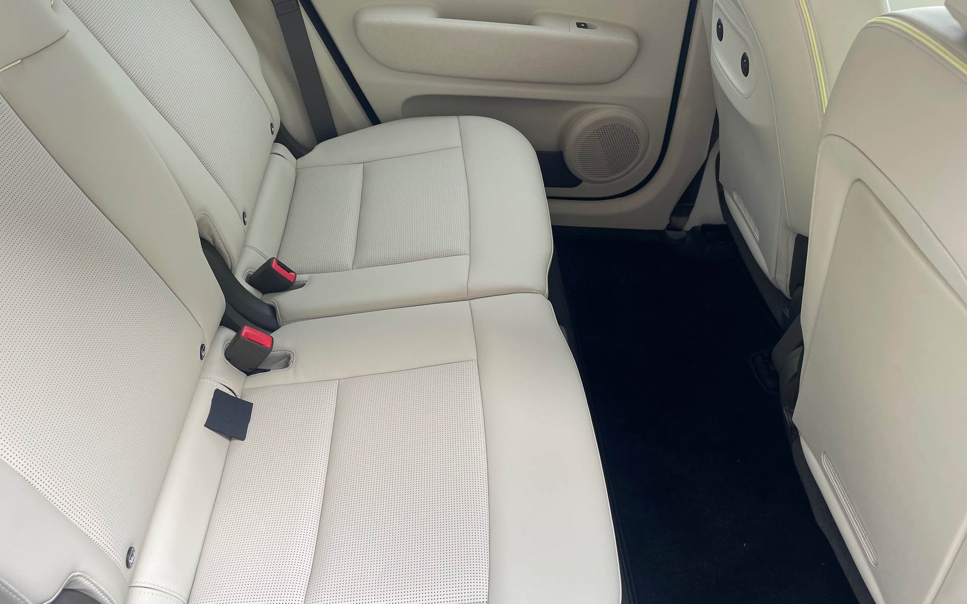 後席はシート座面も長いが足下が広く、前後160mm動かせる。この状態は中間の位置。それでも足を組める