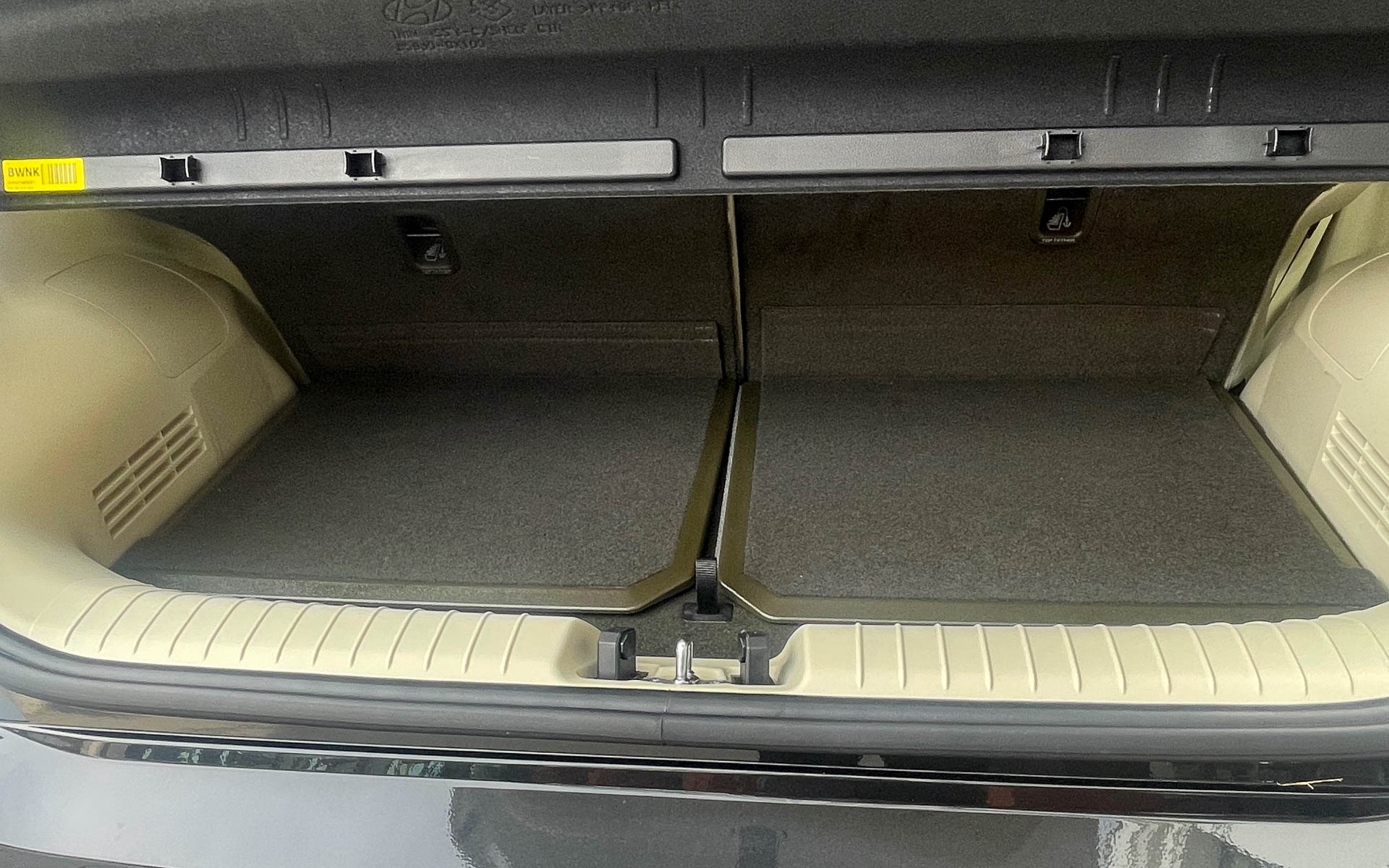 トランクは広くて容積十分。50：50でシートバックが前倒する。ちなみにリアシートはリクライニングします