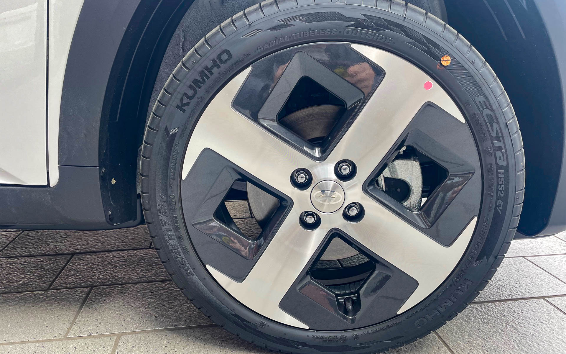 十字形ホイールはIMPULホイールを連想させる。知ってます？　韓国クムホタイヤとのマッチングもよかったです